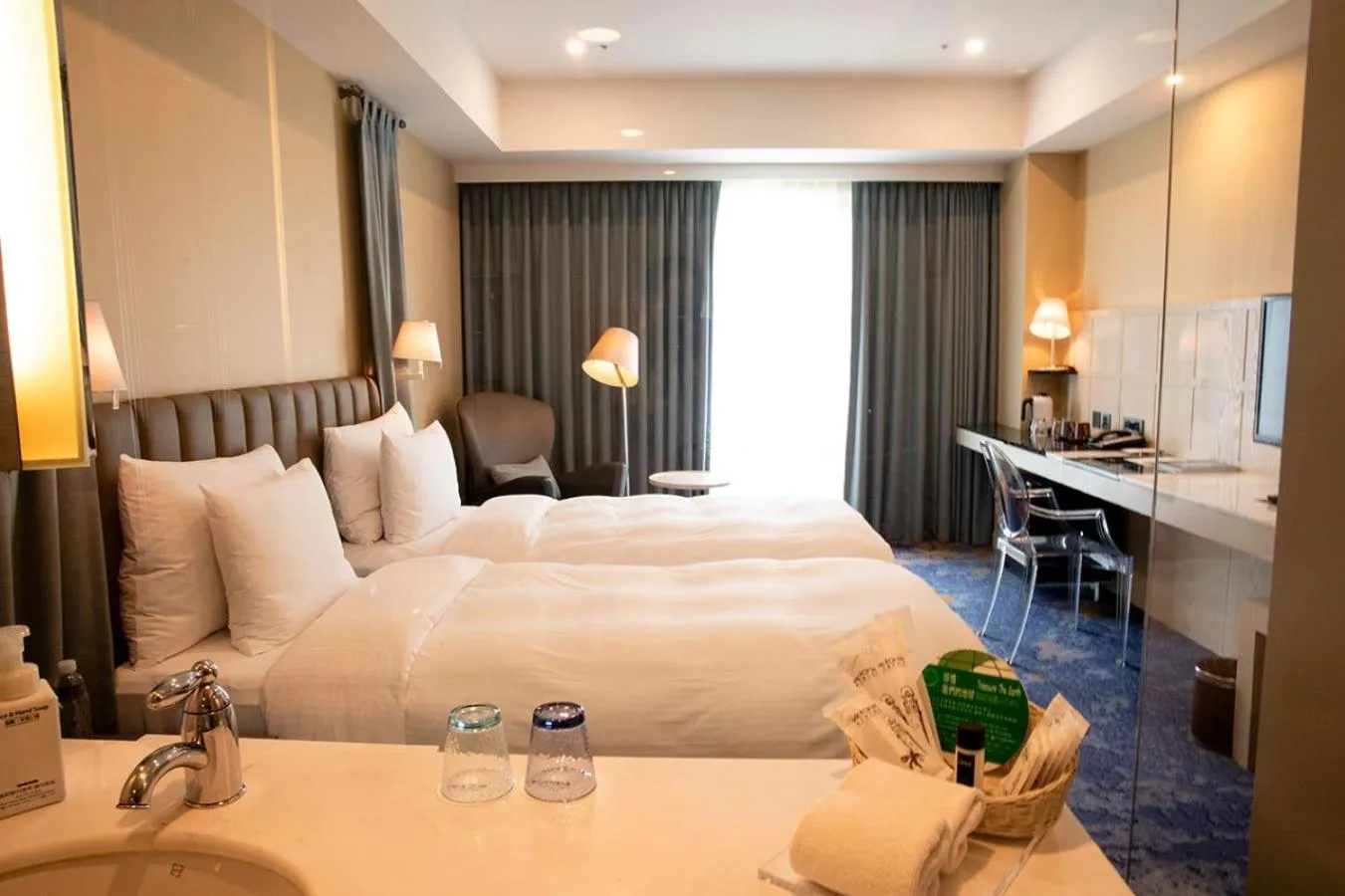 Bedroom, Bed in Grand Victoria Hotel