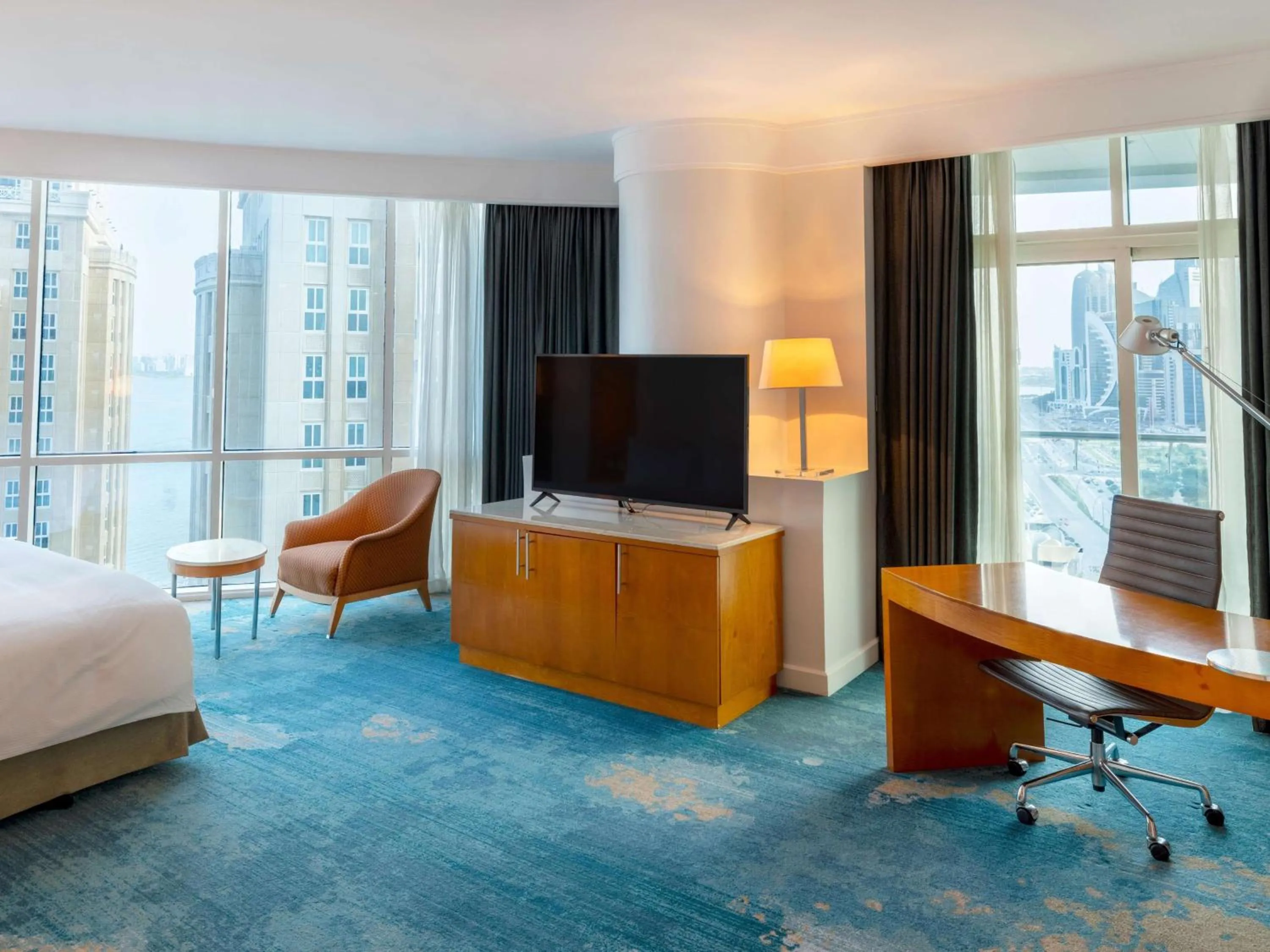 Living room, Bed in Hilton Doha