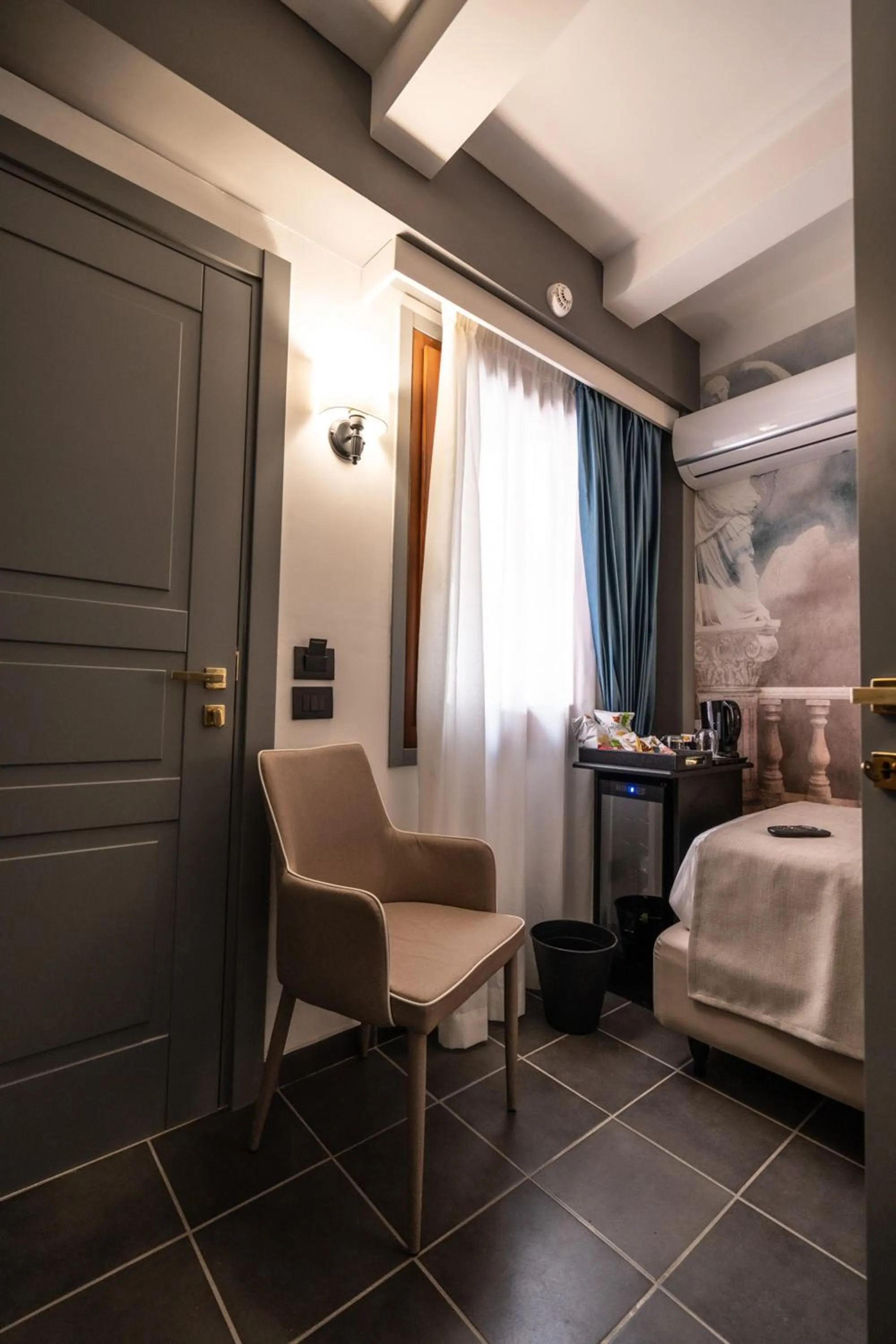 Photo of the whole room, Bed in Relais Manzoni