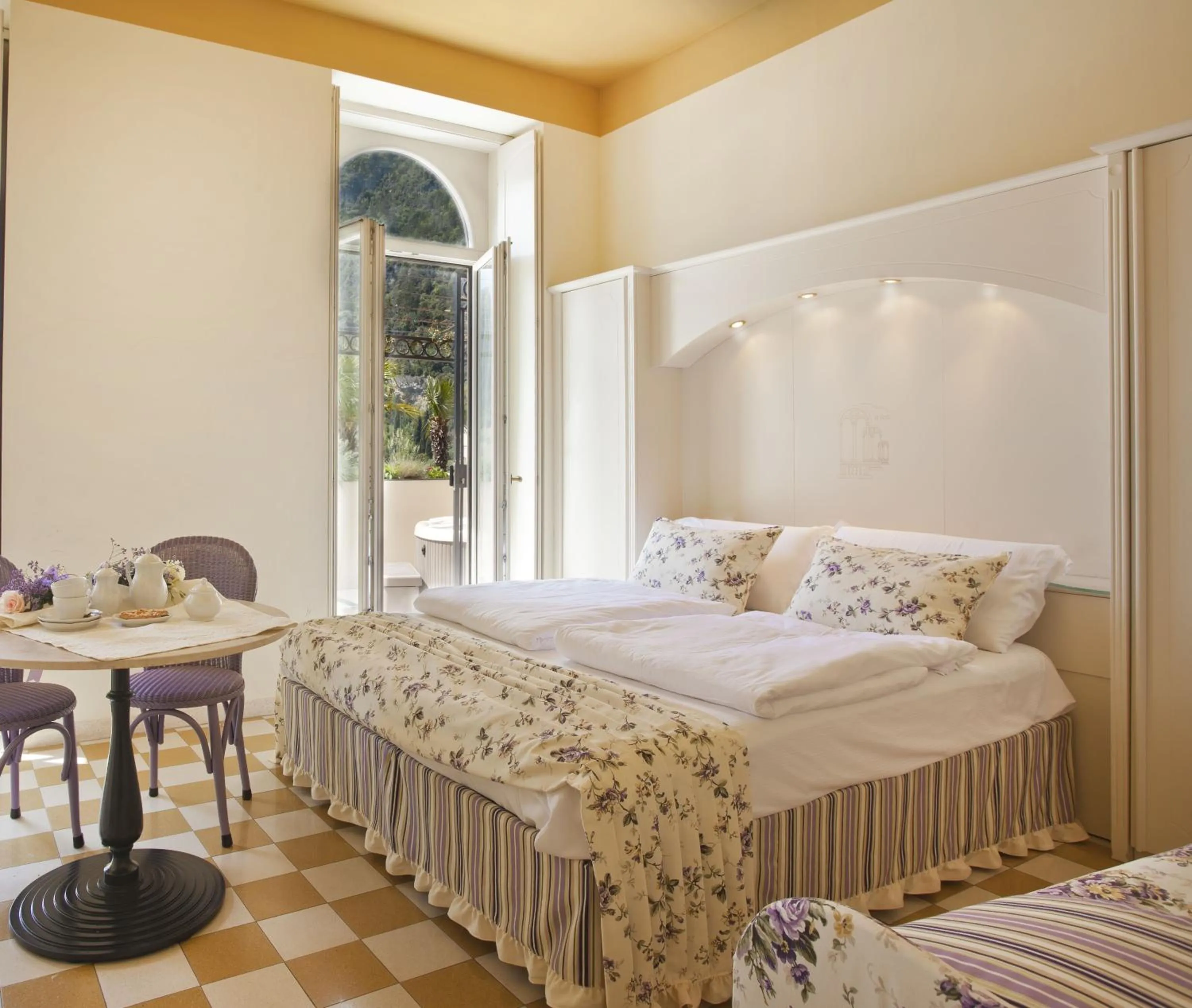 Bed in Bellavista Lakefront