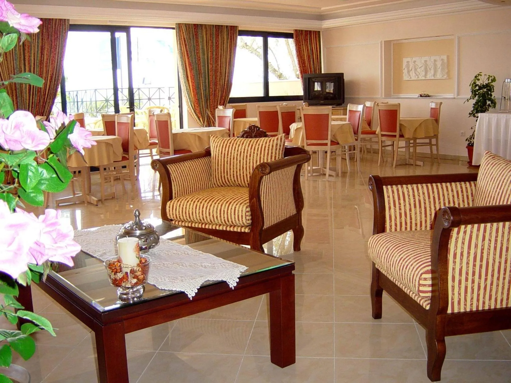 Communal lounge/ TV room in Florena Hotel