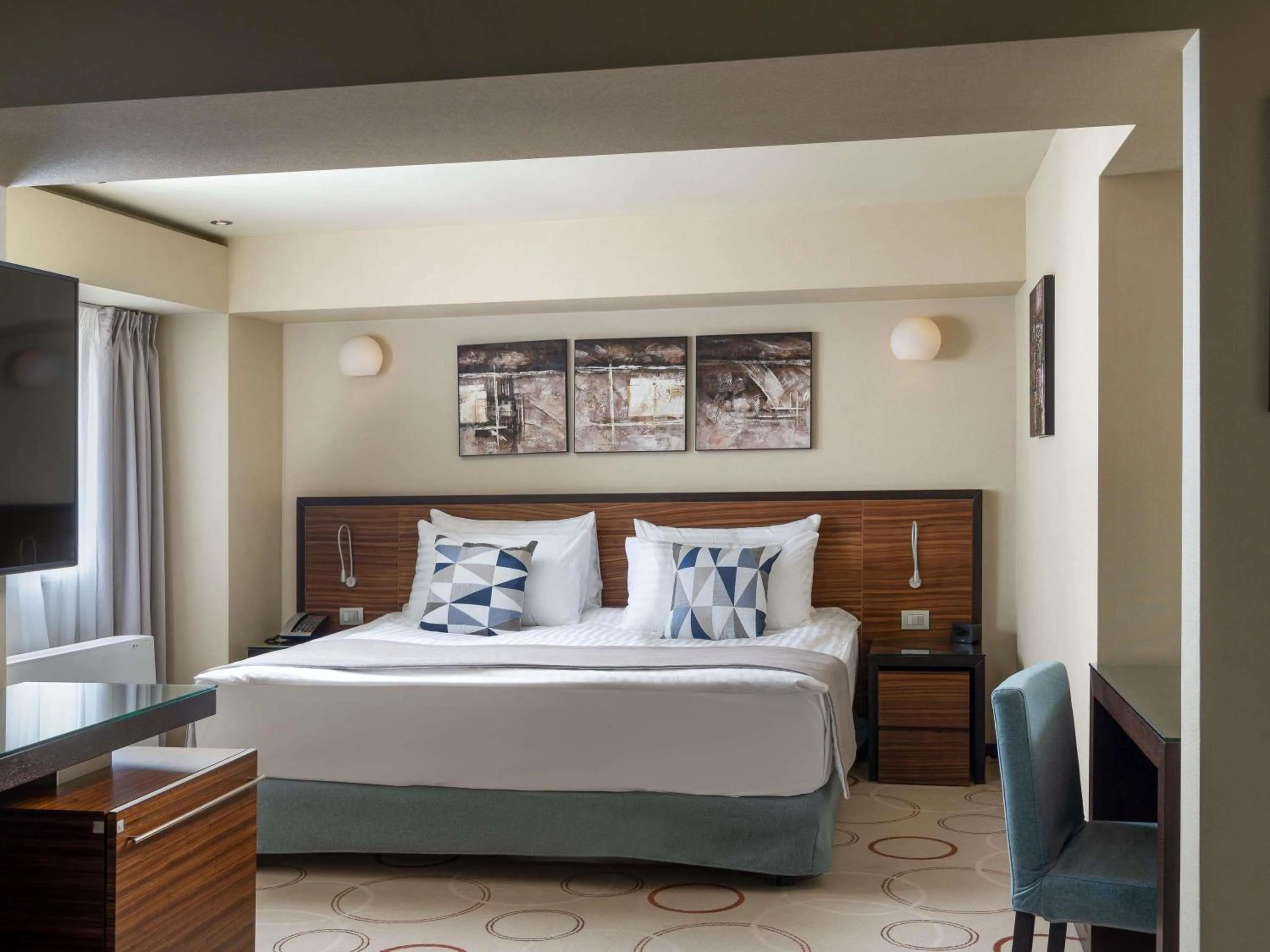 Photo of the whole room, Bed in Bucharest Unirii Square - Handwritten Collection