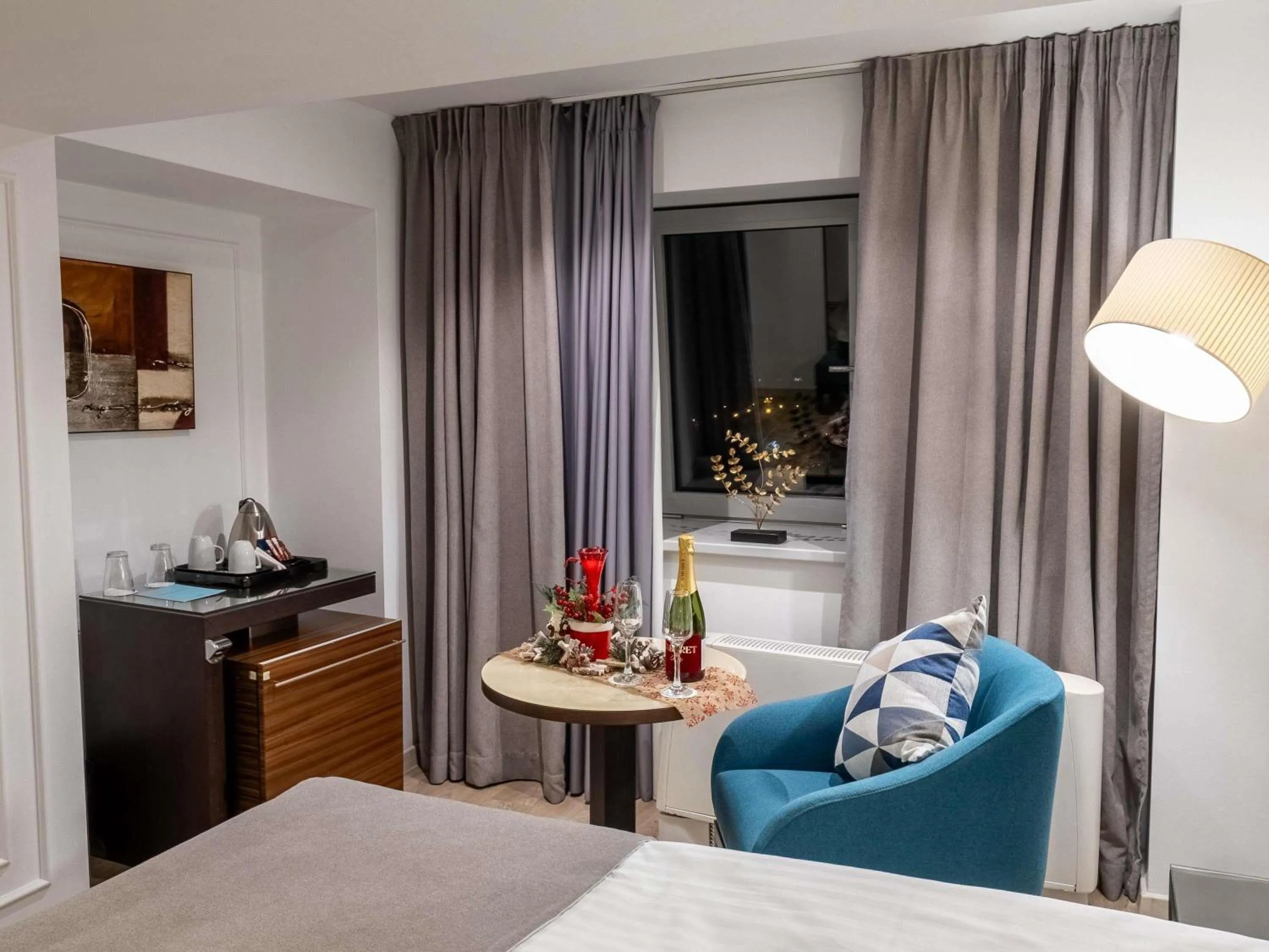 Bedroom, Bed in Bucharest Unirii Square - Handwritten Collection