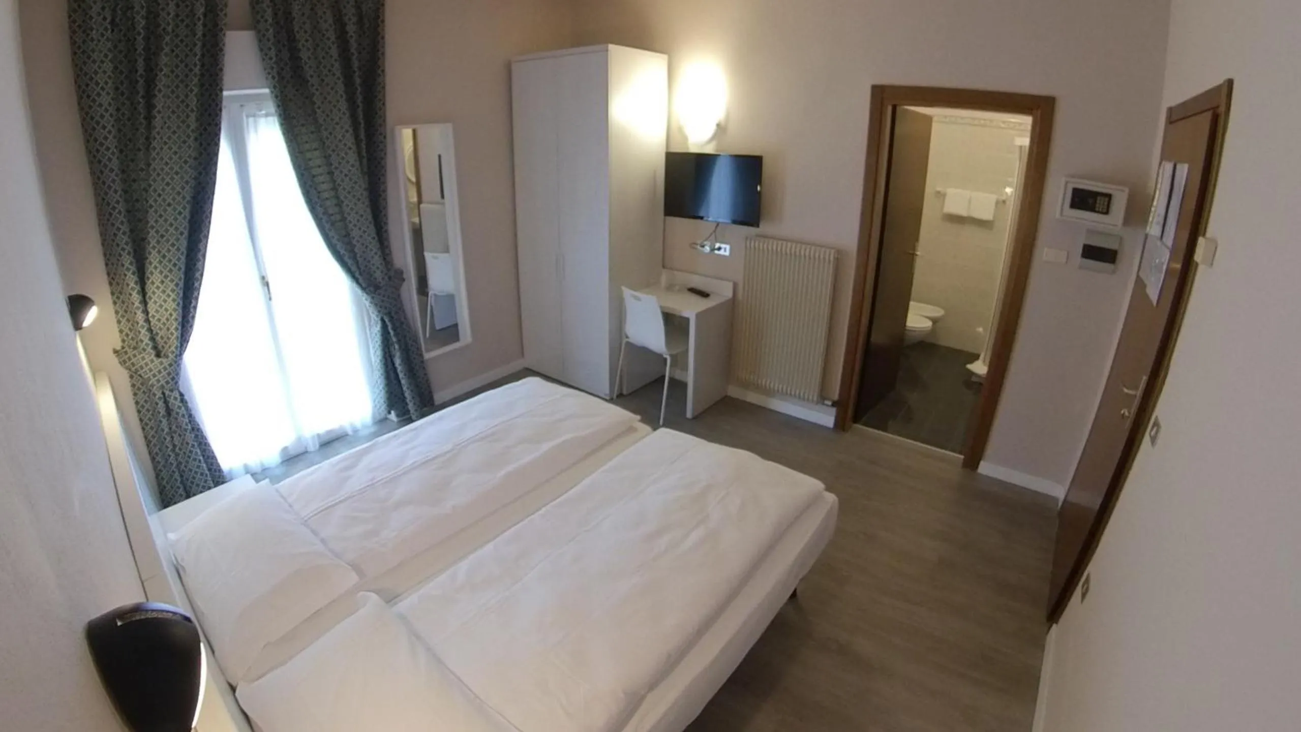 Photo of the whole room, Bed in Hotel Varone Alberello