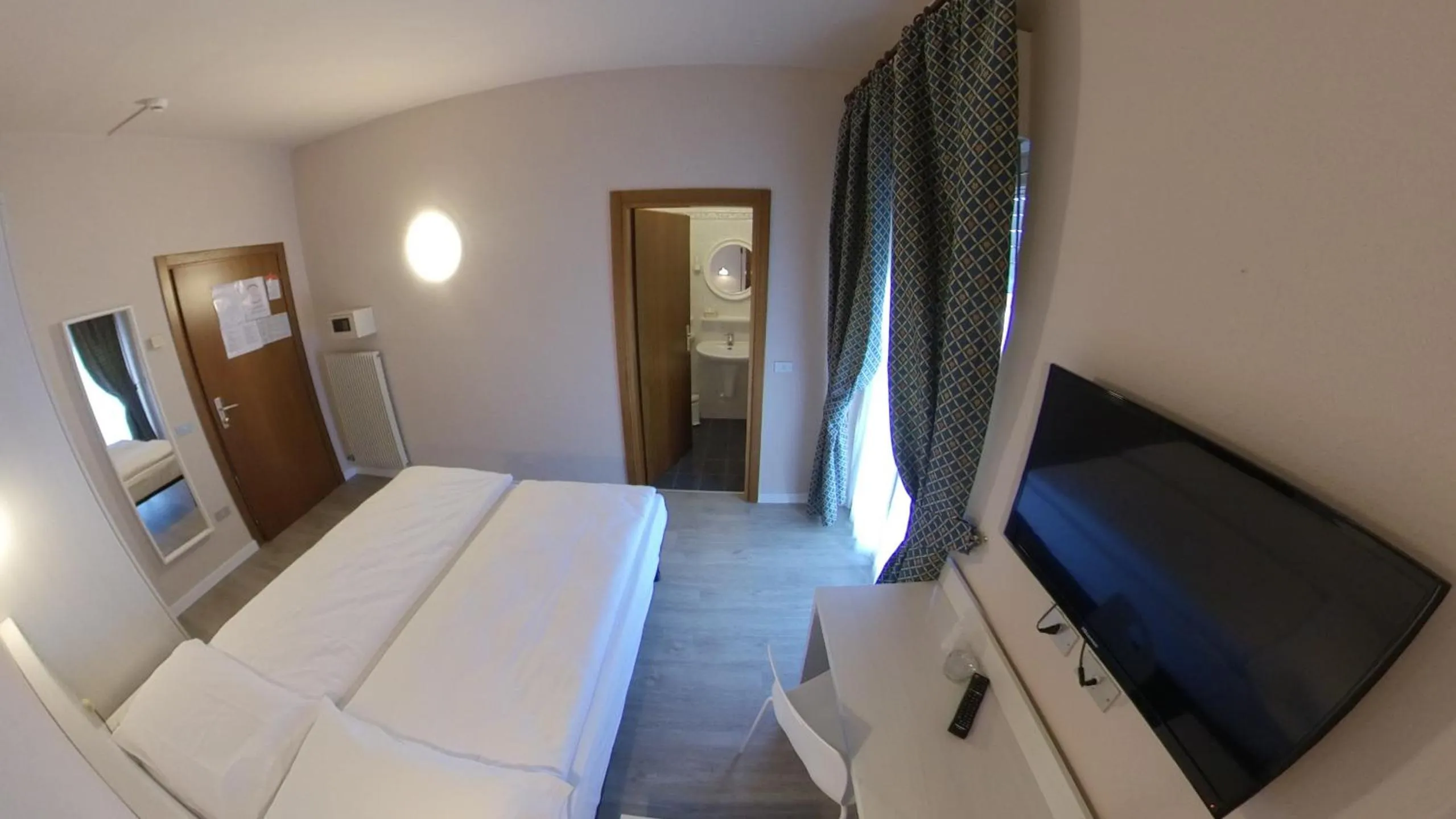Photo of the whole room, Bed in Hotel Varone Alberello