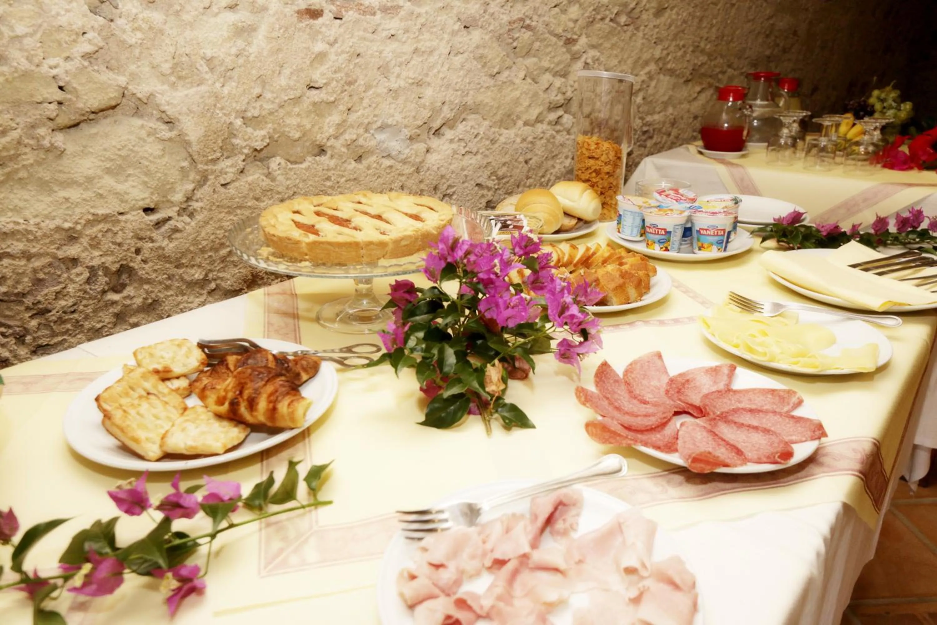 Continental breakfast in Residenza La Vigna