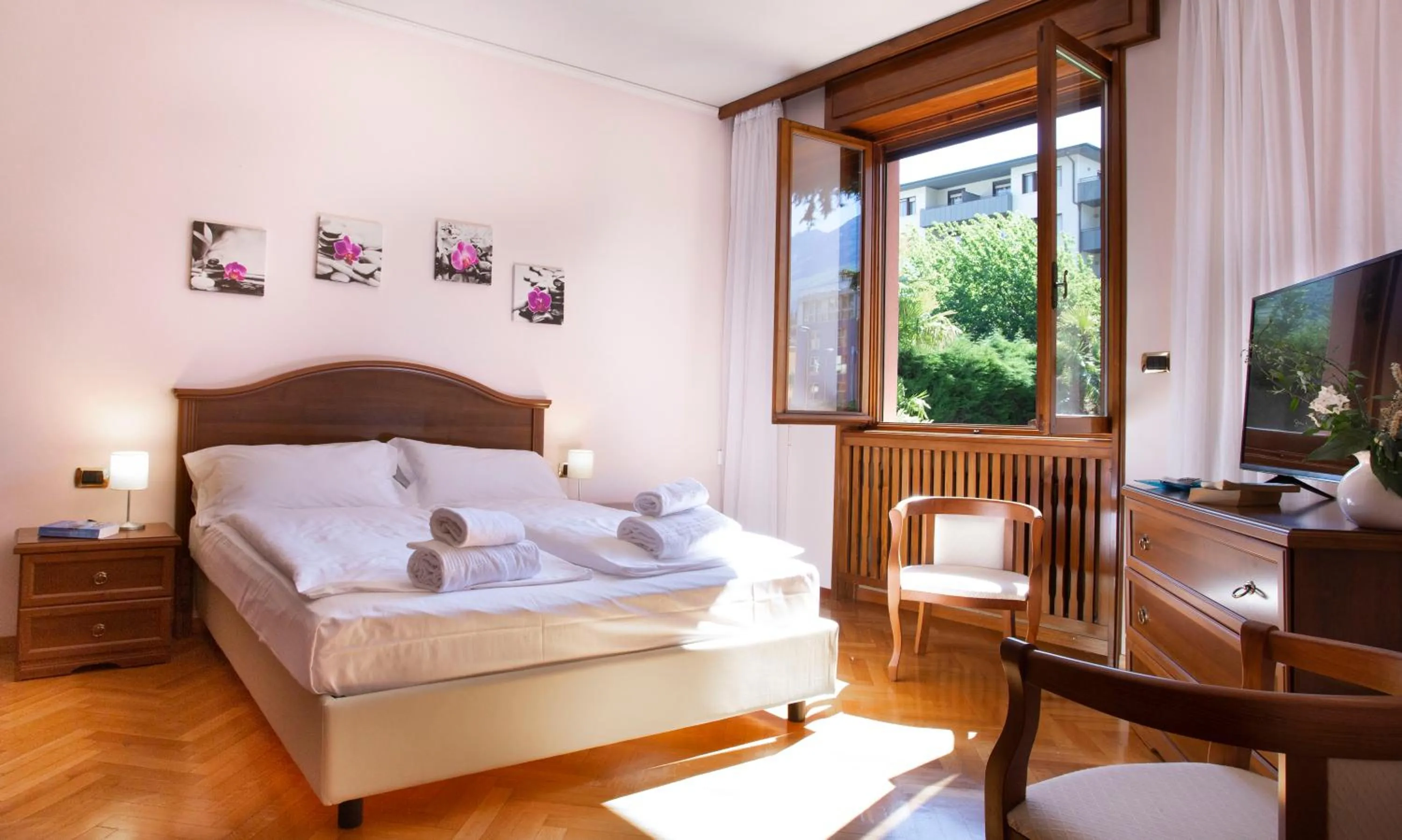 Garden view, Bed in SunLake Hotel