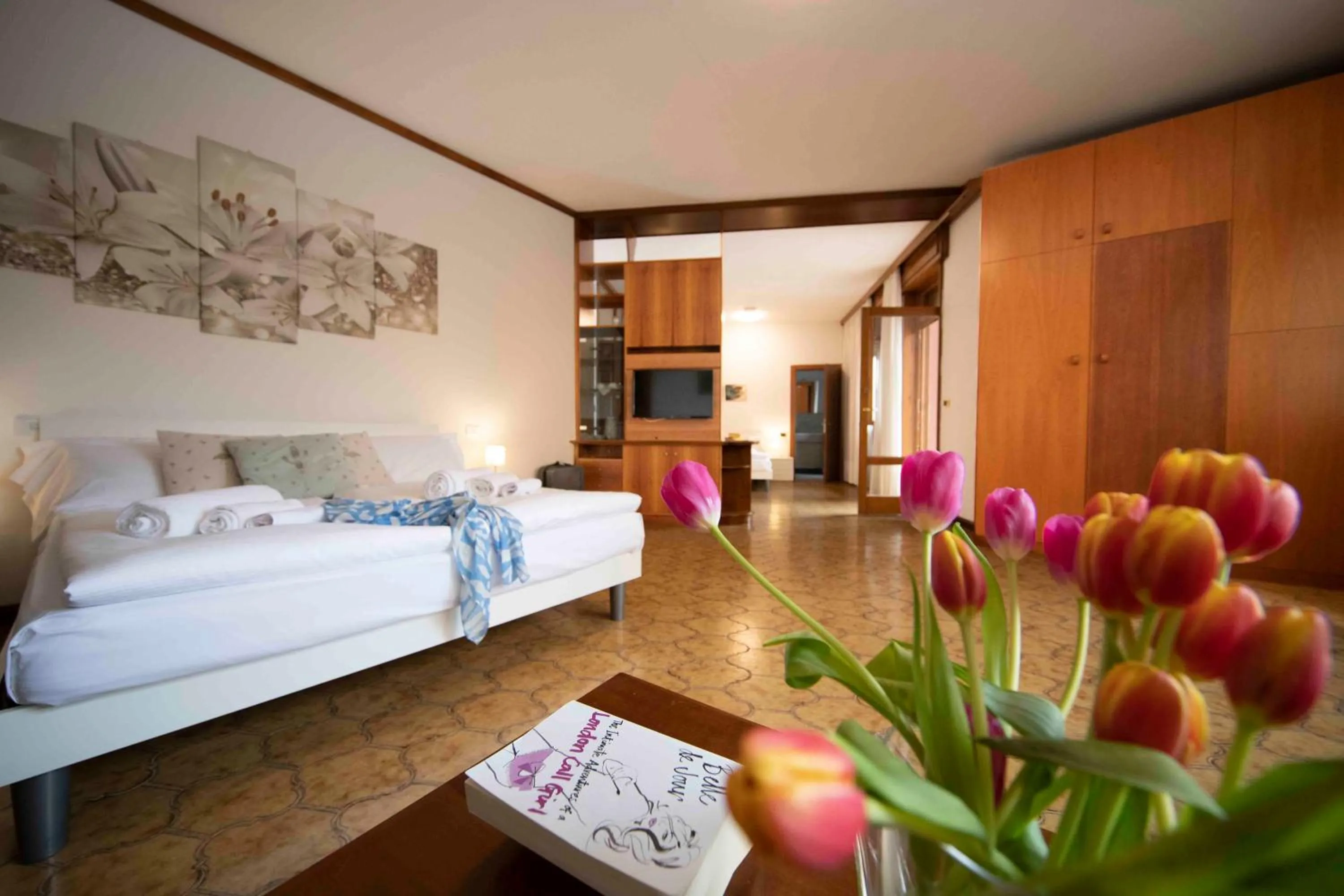 Photo of the whole room, Bed in SunLake Hotel