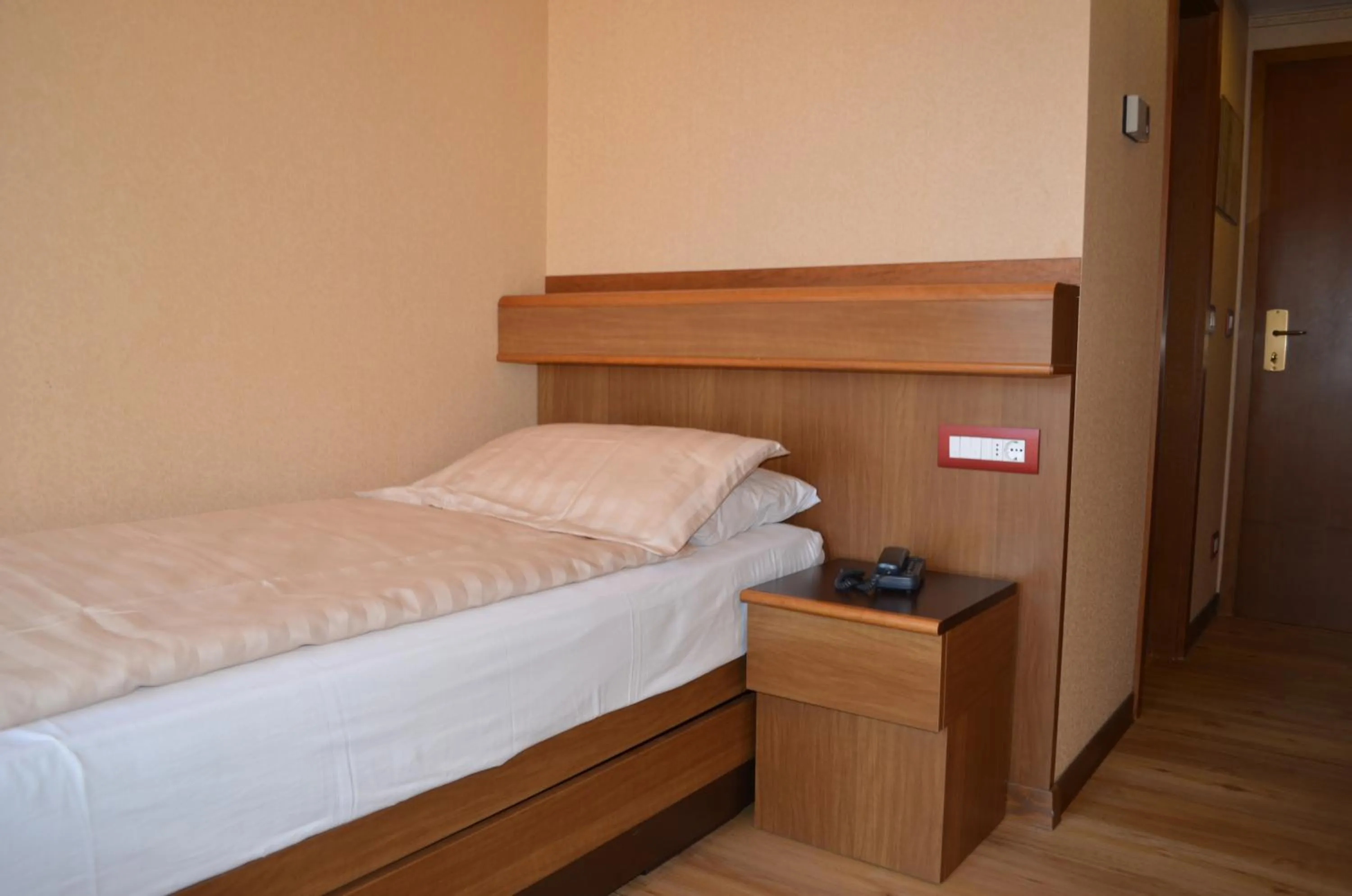 Photo of the whole room, Bed in SunLake Hotel