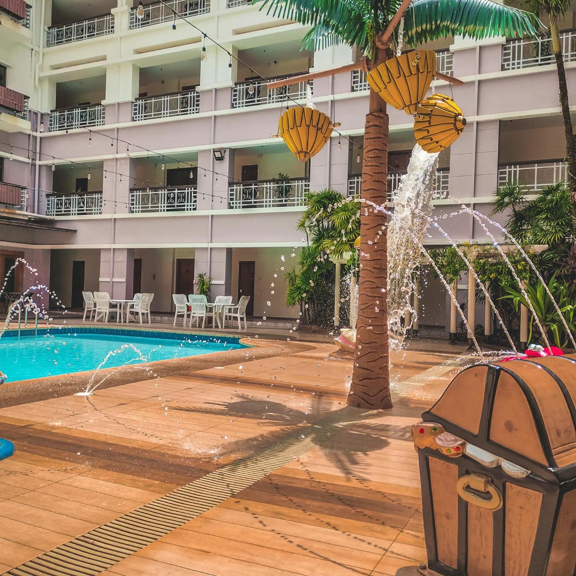 Swimming pool in StarLodge