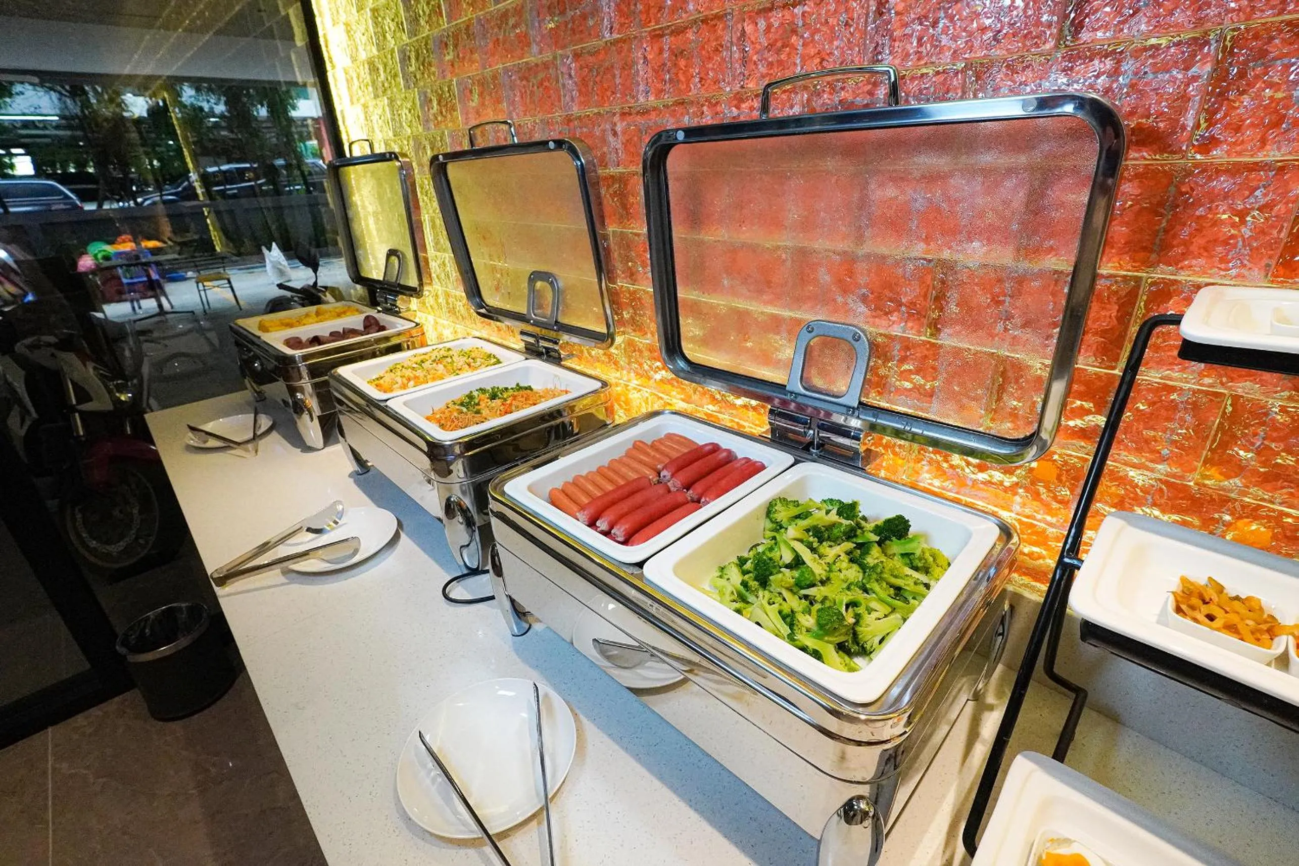 Restaurant/places to eat in Spb Paradise Hotel