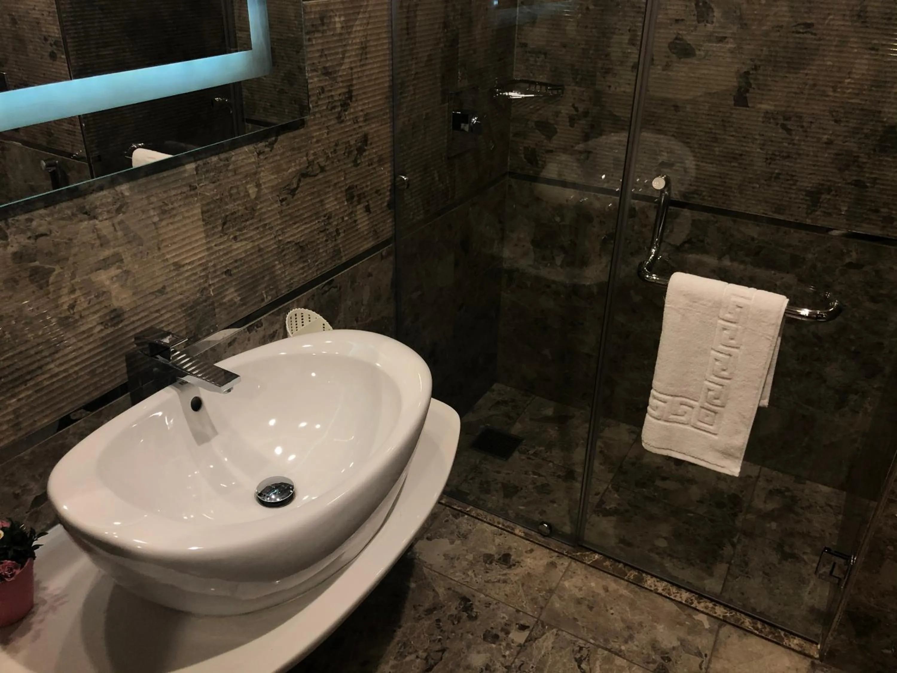 Bathroom in Santana Hotel Cairo