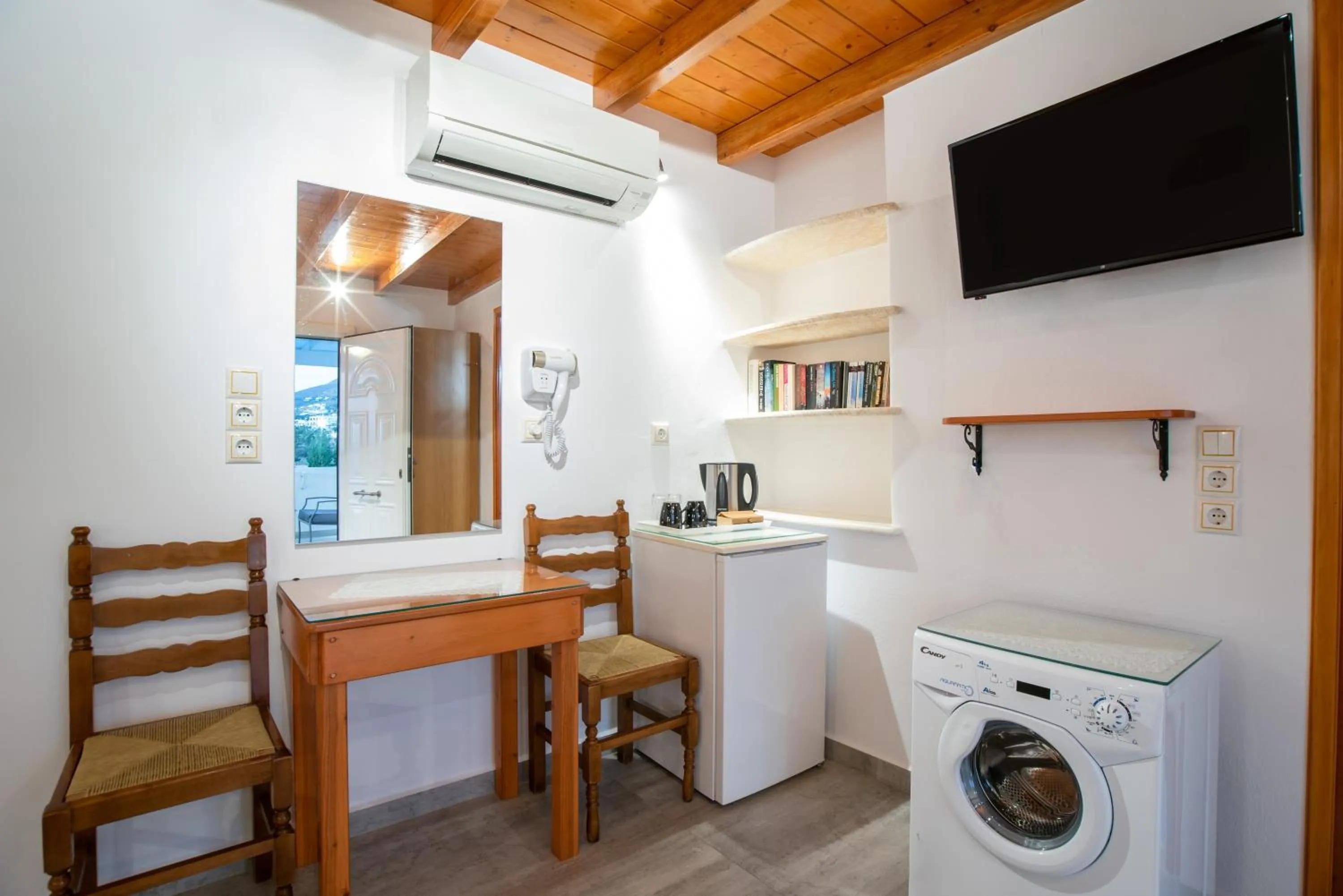 TV and multimedia in Kontaratos Studios & Apartments