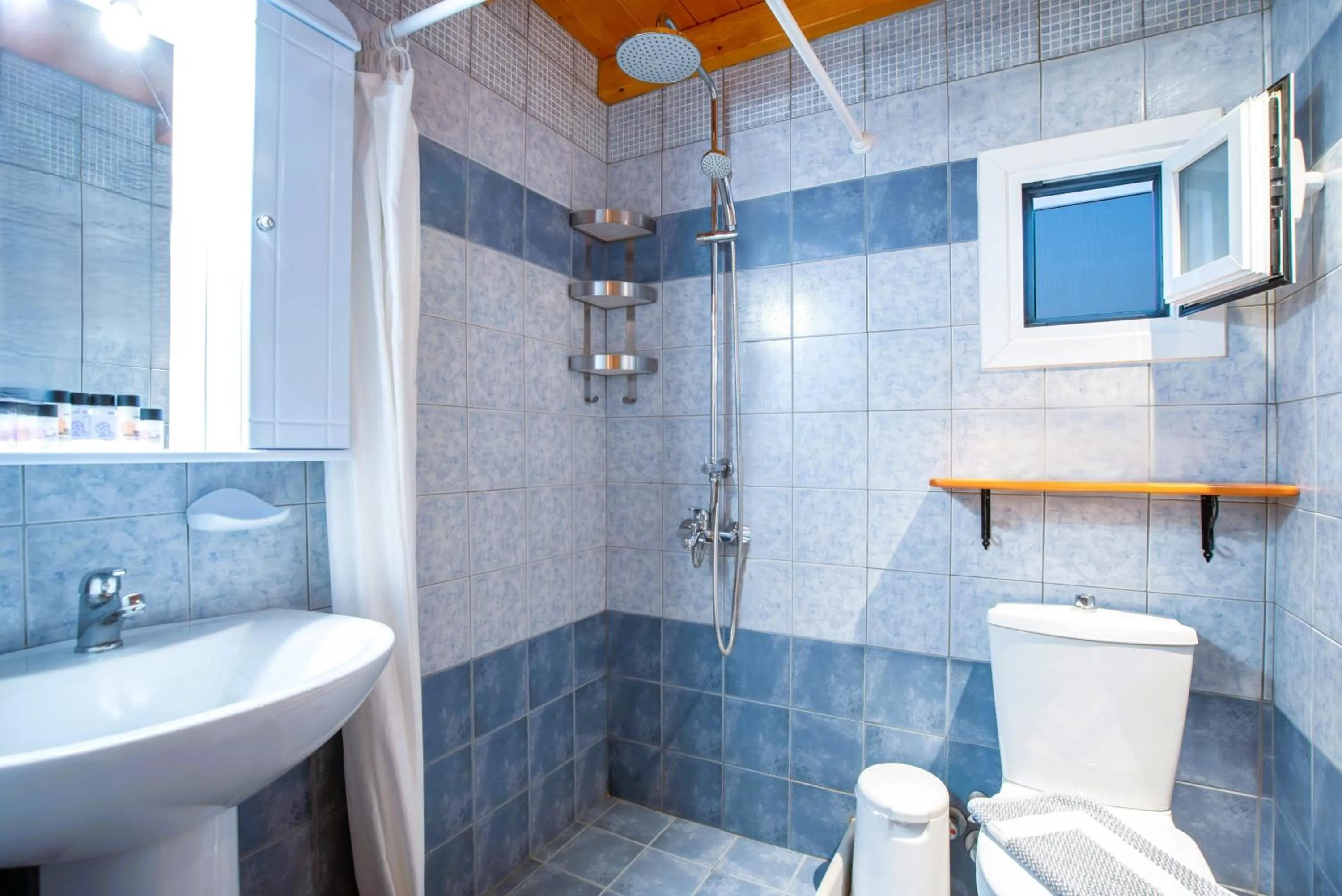 Shower in Kontaratos Studios & Apartments