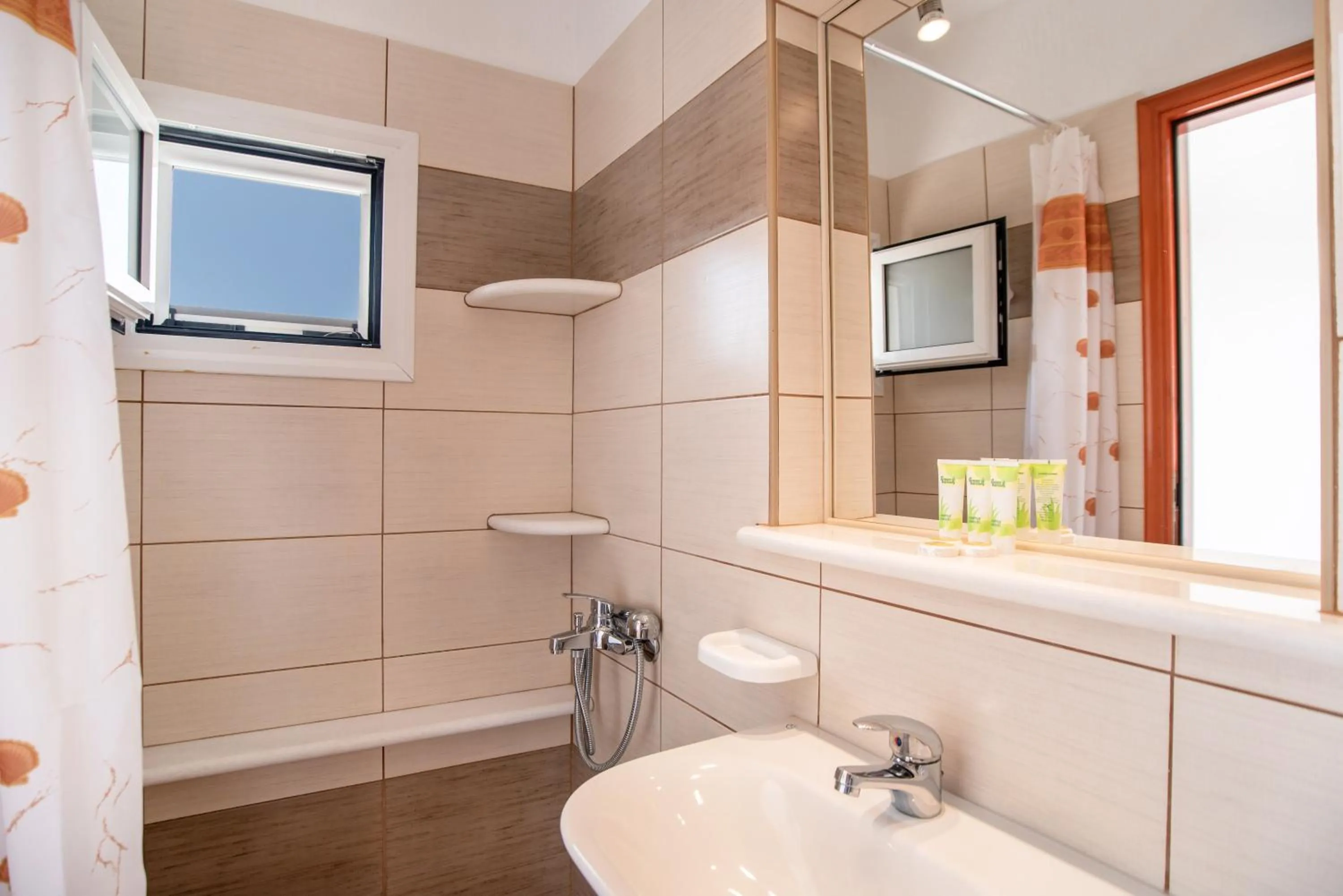 Shower in Kontaratos Studios & Apartments