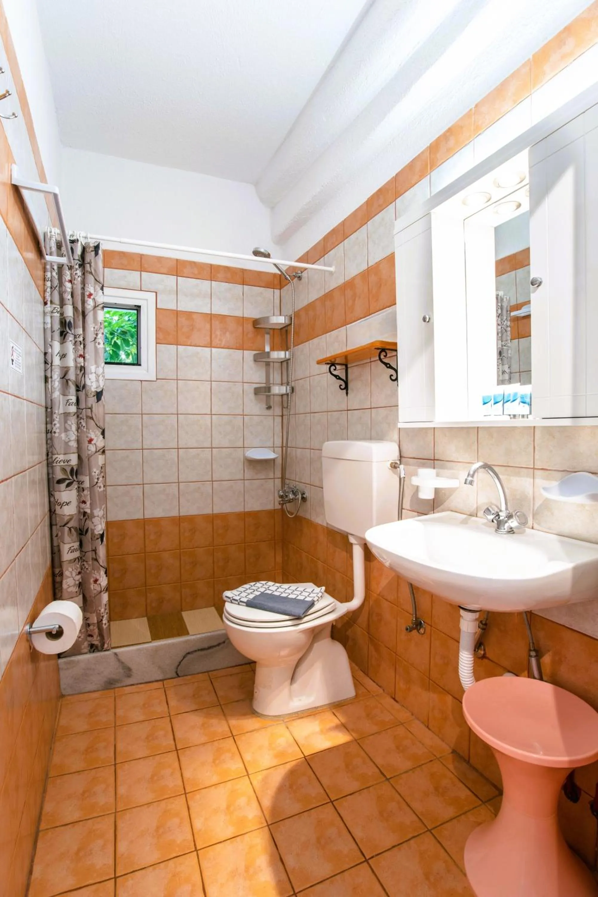 Shower in Kontaratos Studios & Apartments