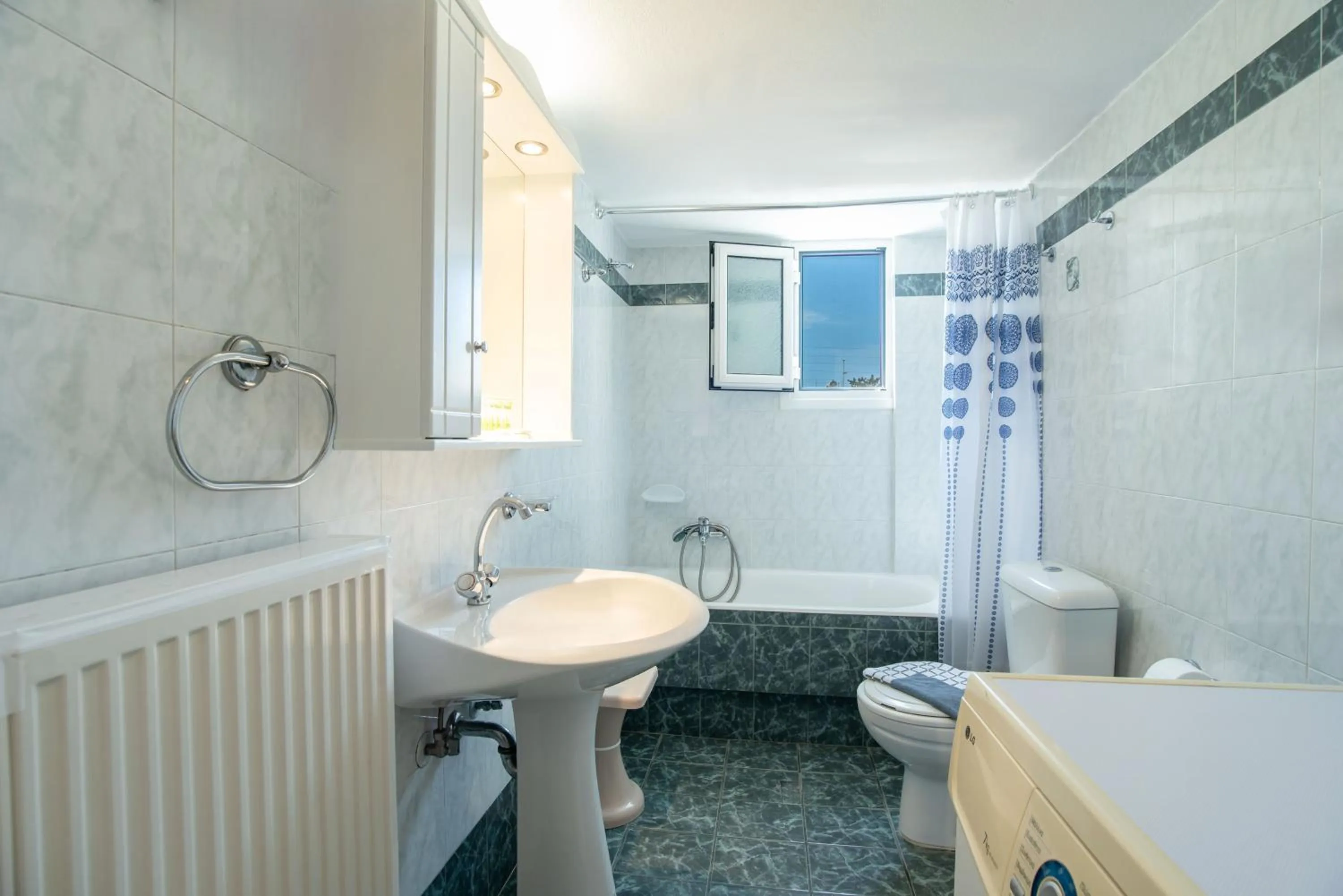 Shower in Kontaratos Studios & Apartments