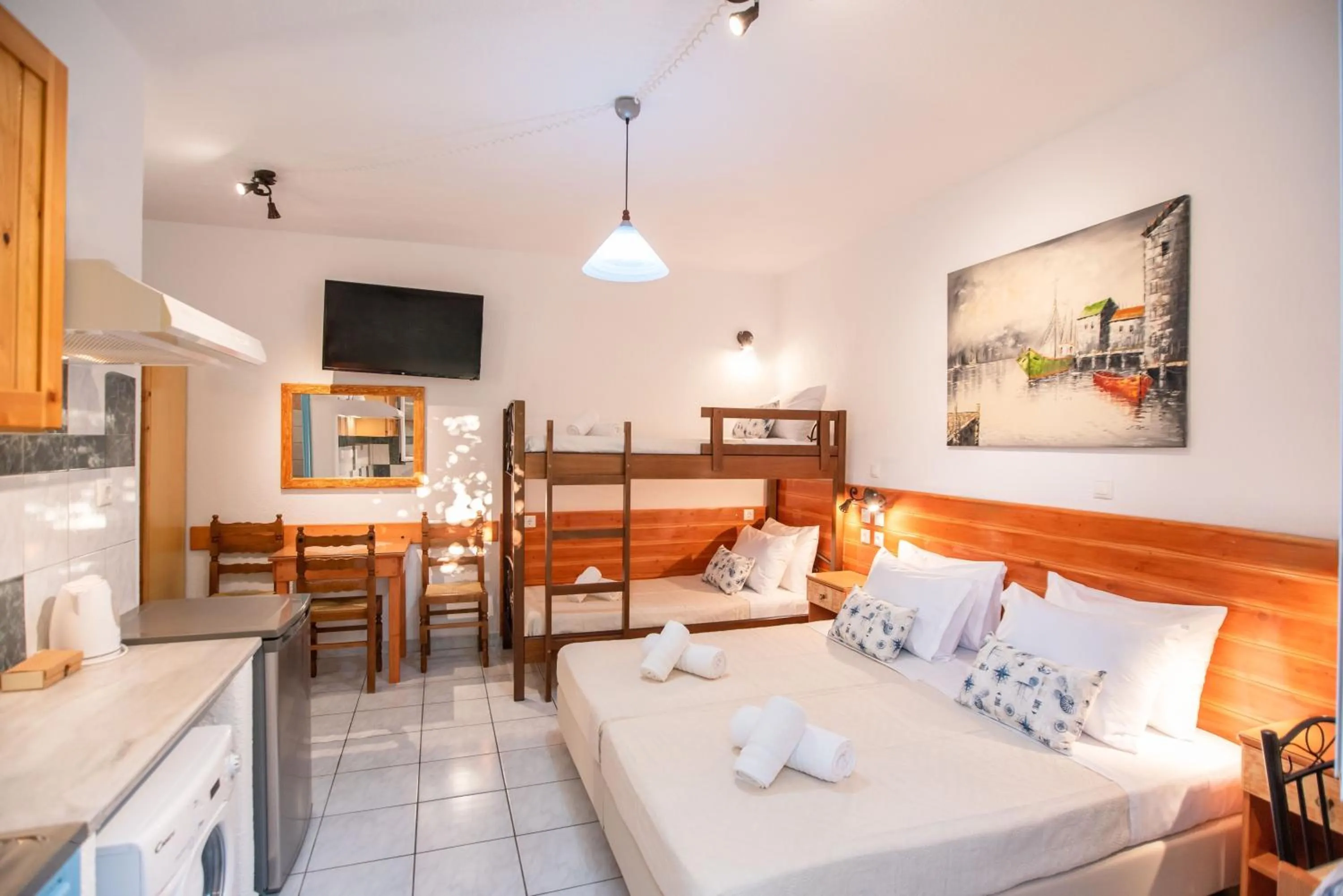 Decorative detail, Bed in Kontaratos Studios & Apartments