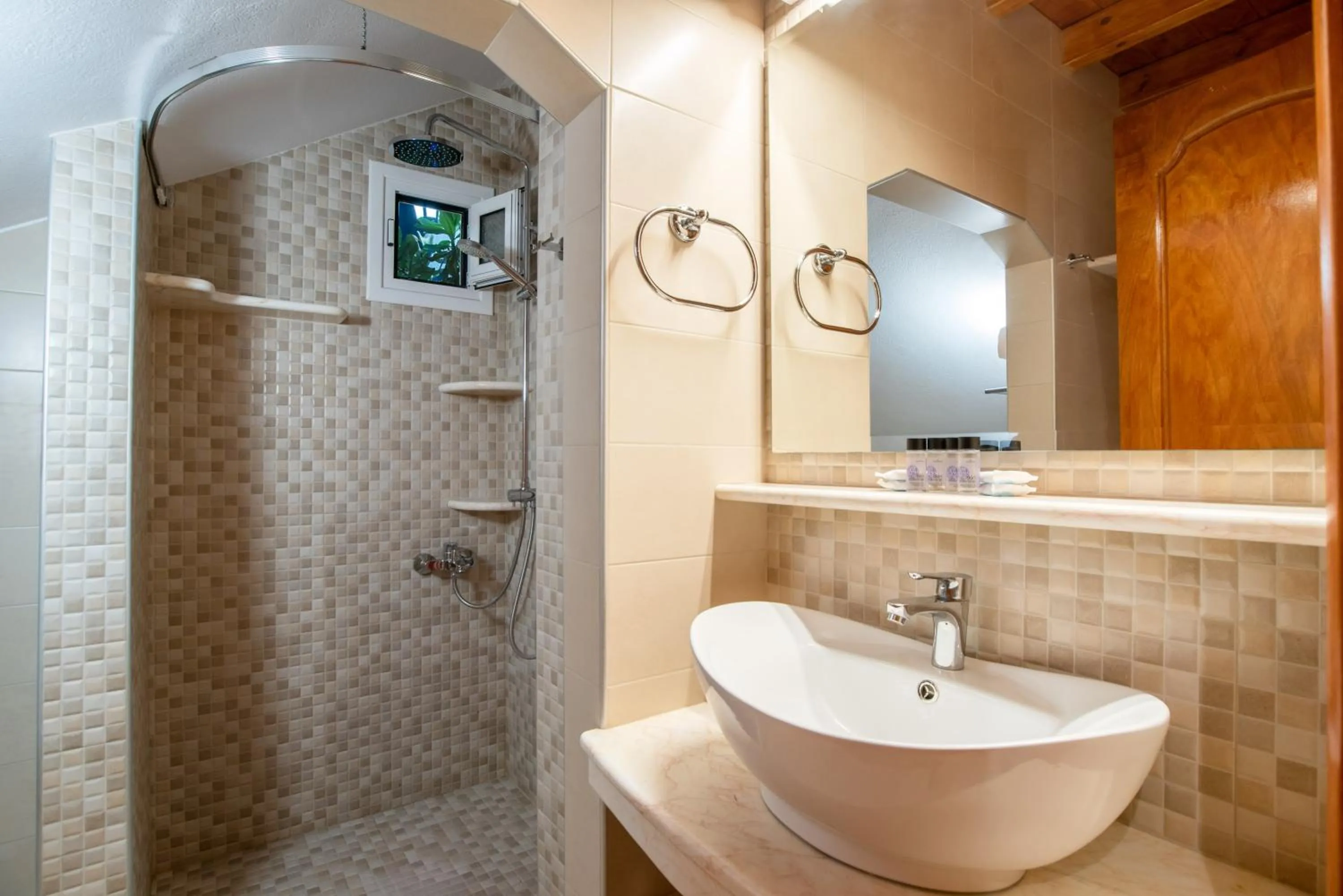 Shower in Kontaratos Studios & Apartments