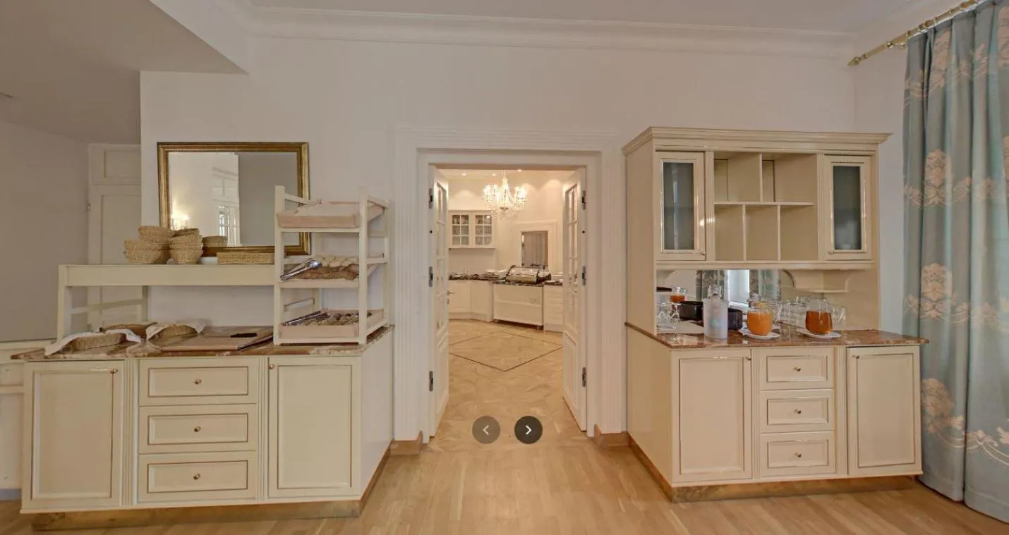Buffet breakfast, Kitchen/Kitchenette in Hotel "Friedrich-Franz-Palais"