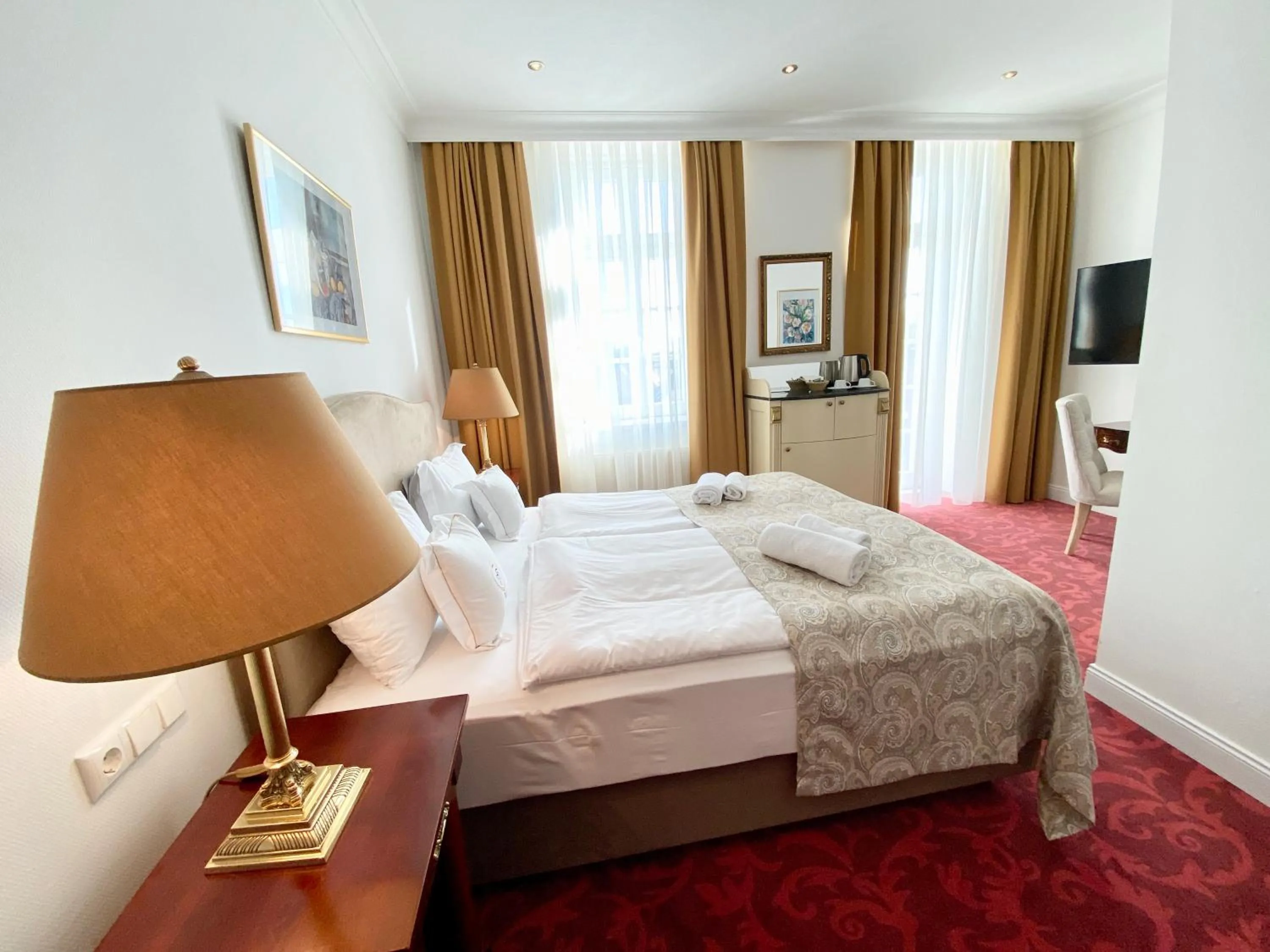 Photo of the whole room, Bed in Hotel "Friedrich-Franz-Palais"