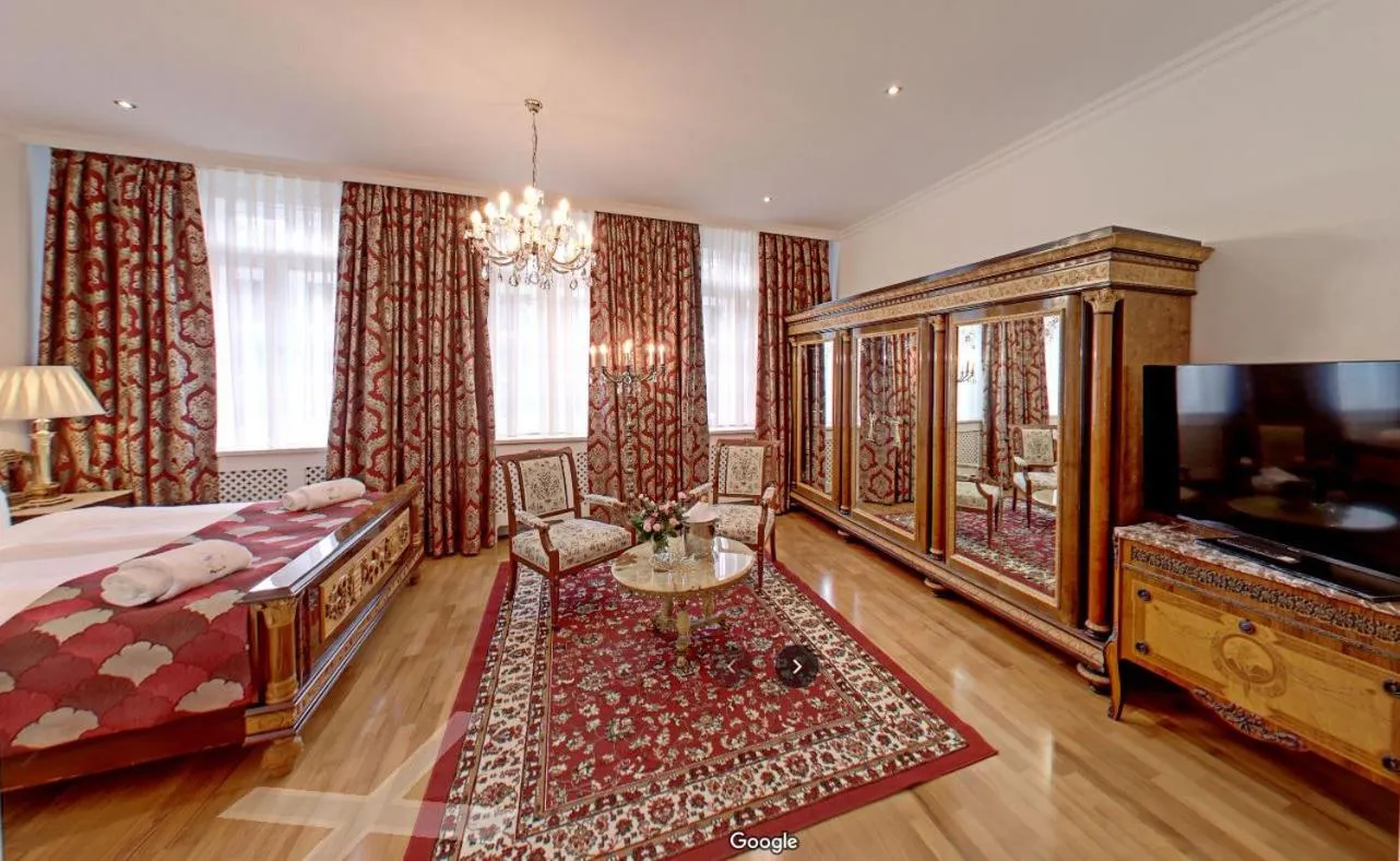 Photo of the whole room, Bed in Hotel "Friedrich-Franz-Palais"