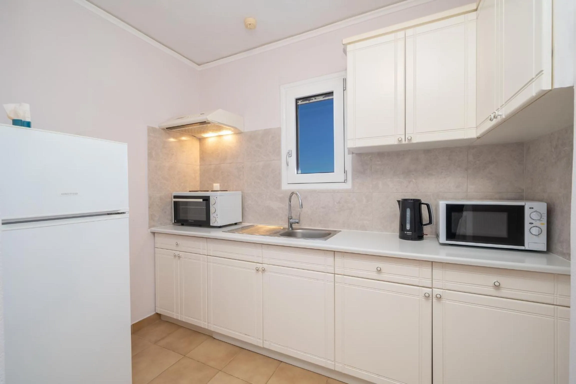 microwave in Stella Hotel Apartments