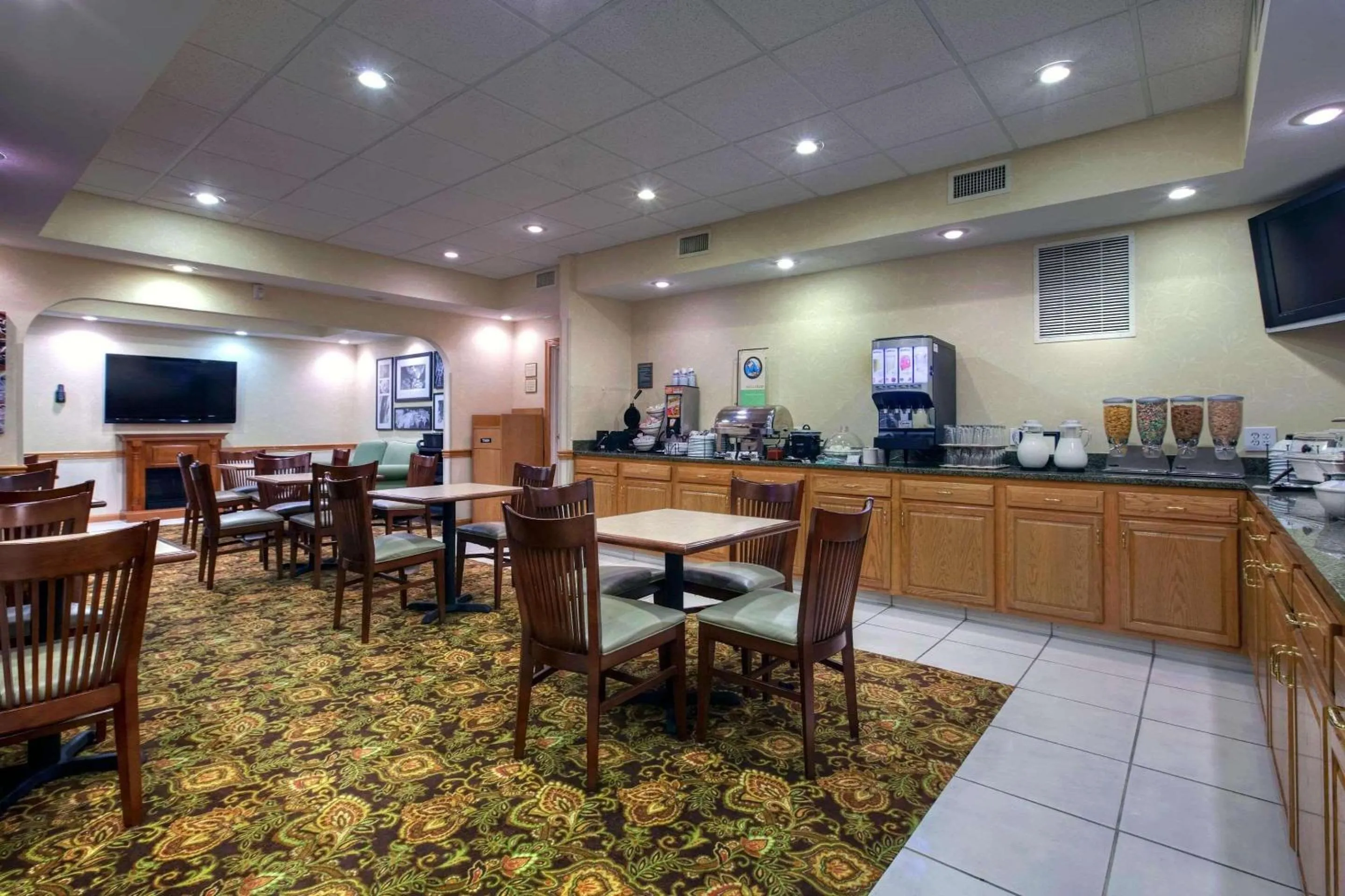 Restaurant/places to eat in Country Inn & Suites by Radisson, Paducah, KY
