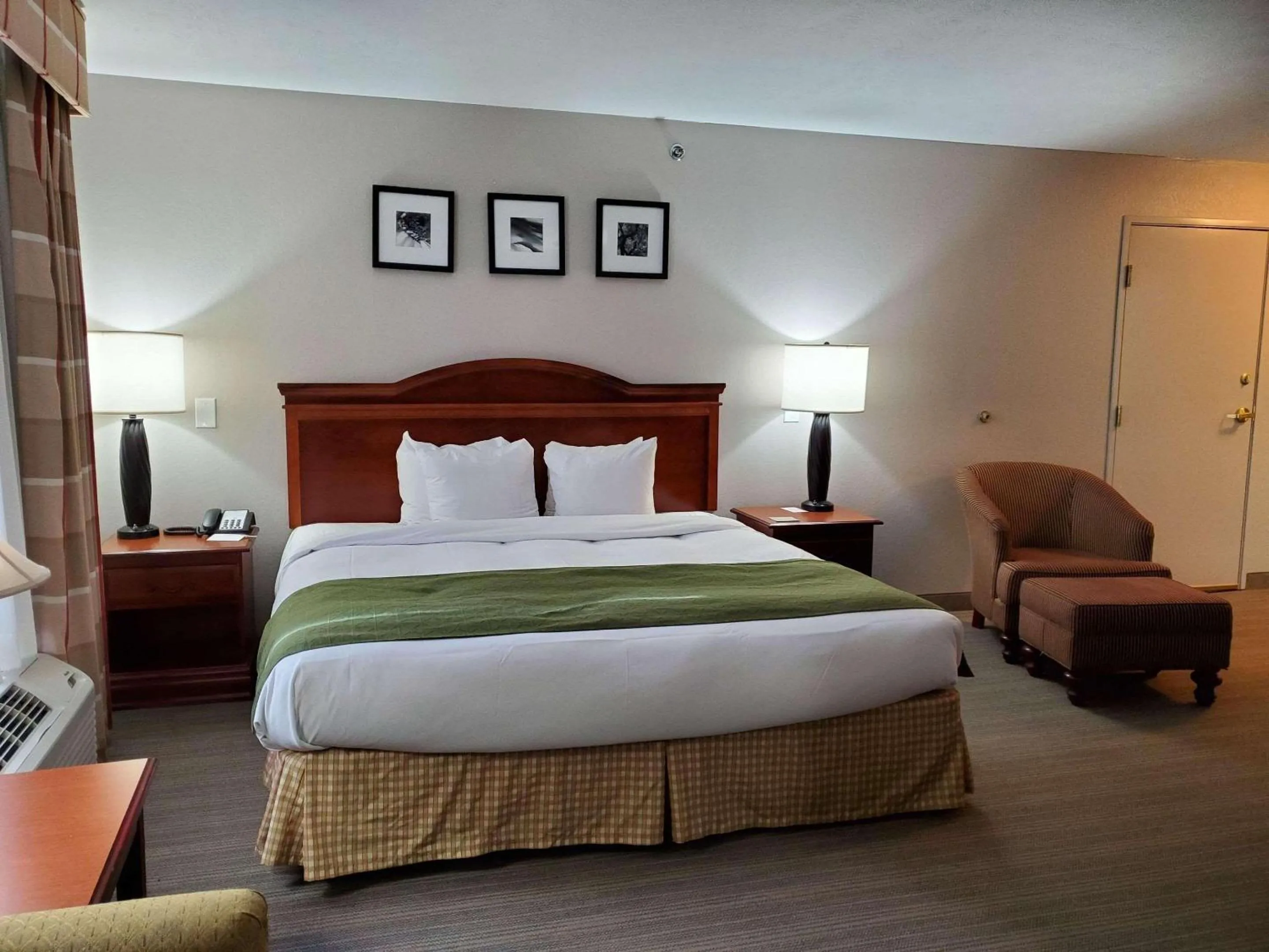 Bedroom, Bed in Country Inn & Suites by Radisson, Paducah, KY