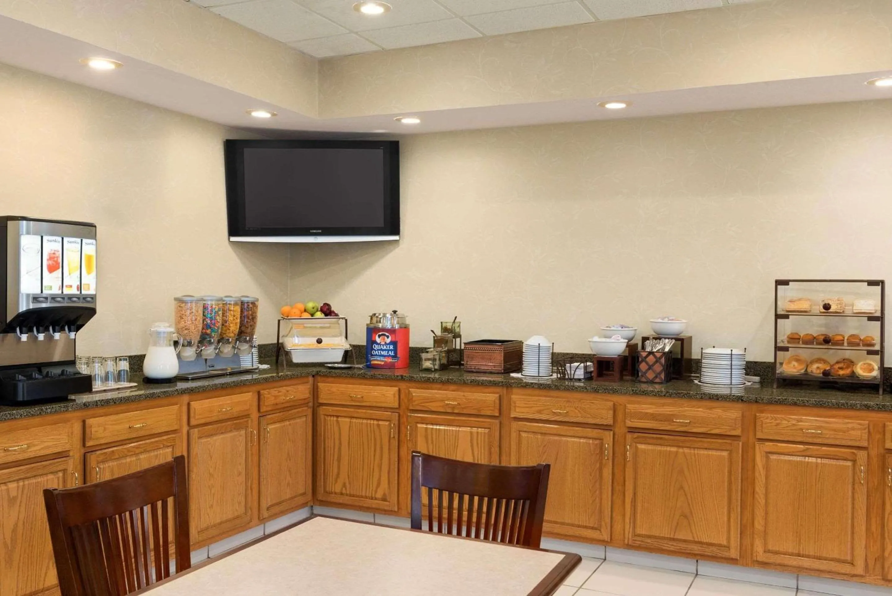 Breakfast in Country Inn & Suites by Radisson, Paducah, KY