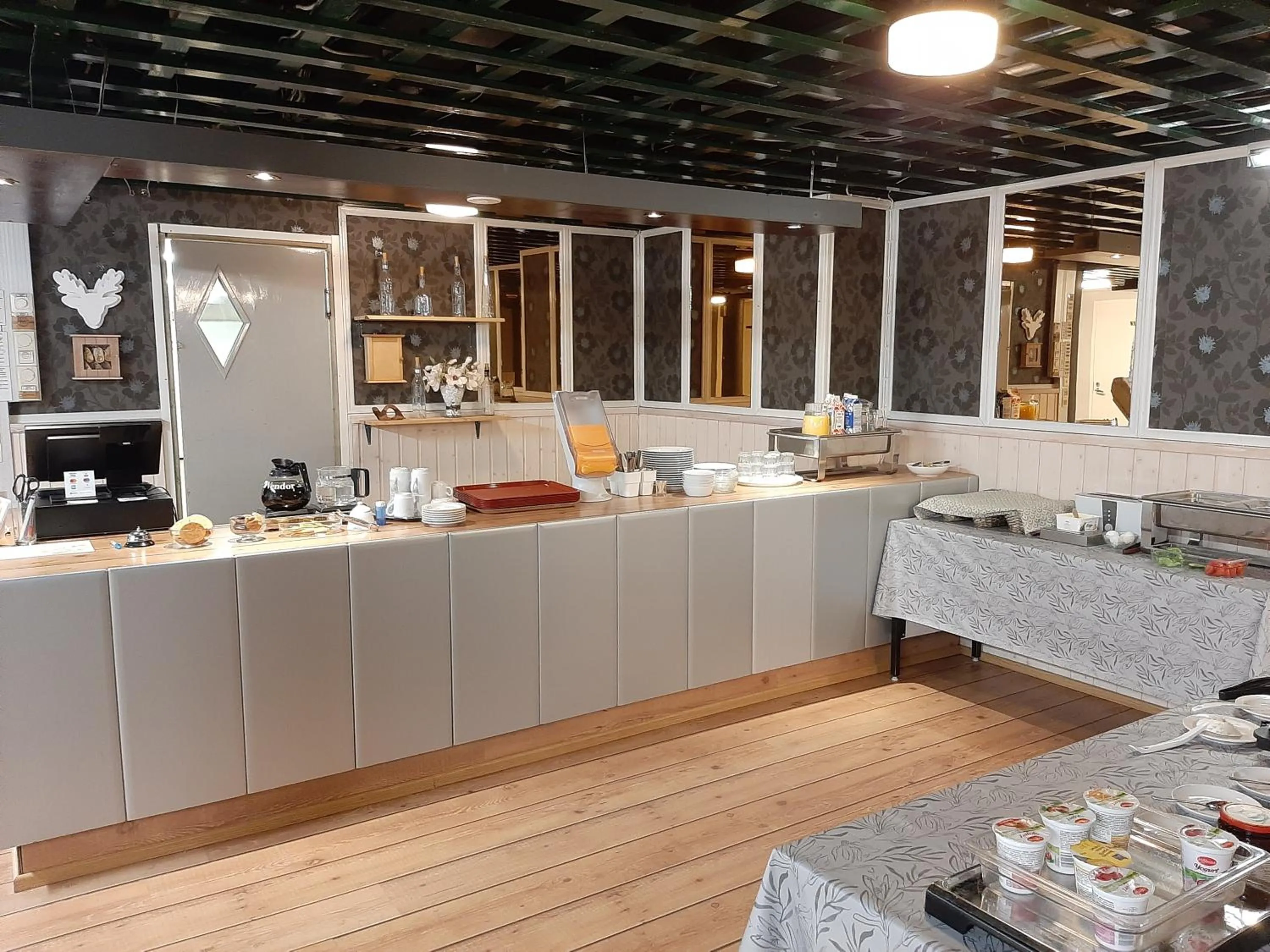 Lobby or reception in Hotelli Kaatrahovi