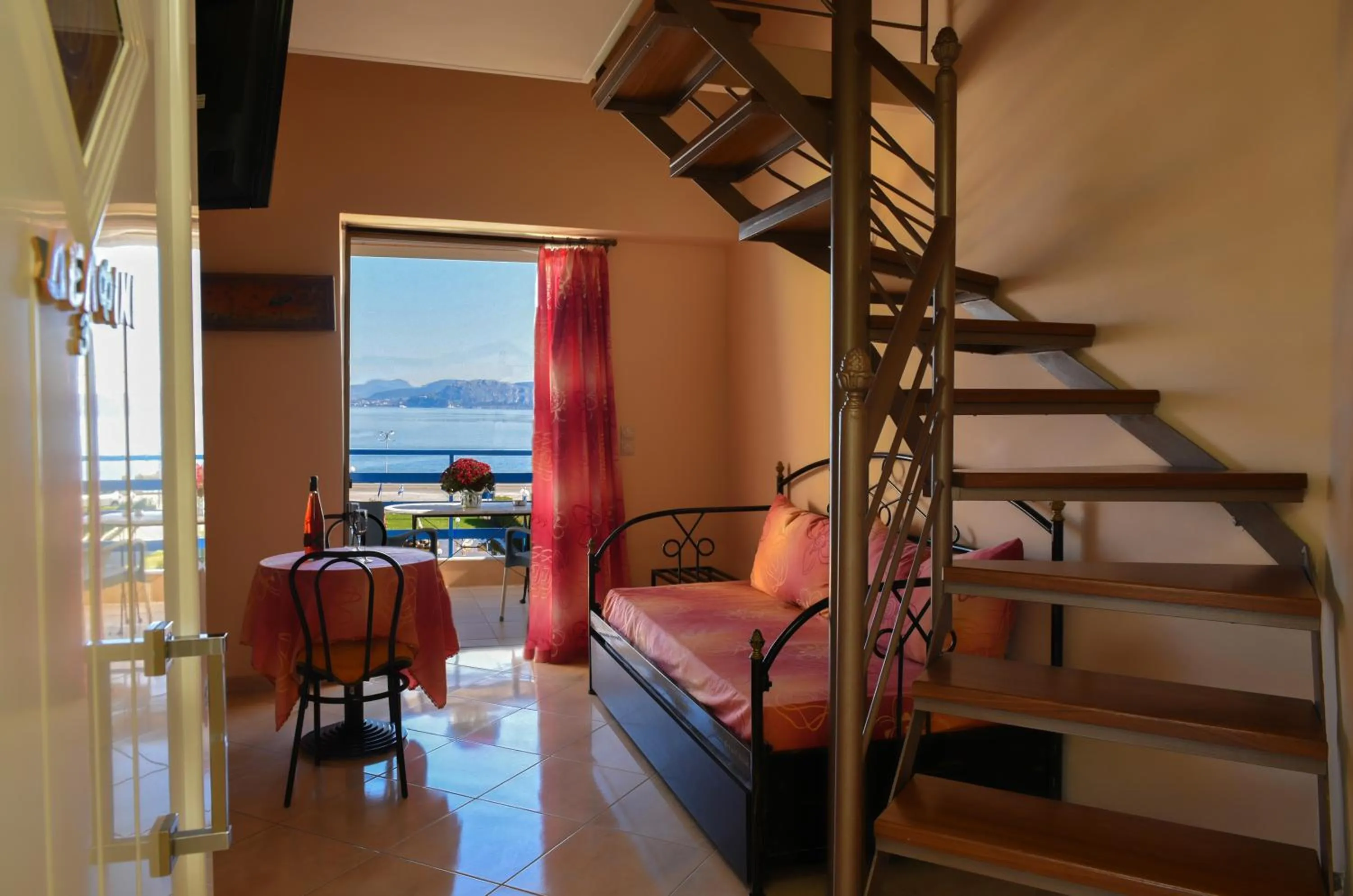 Studio Apartment with Sea View in Akrogiali