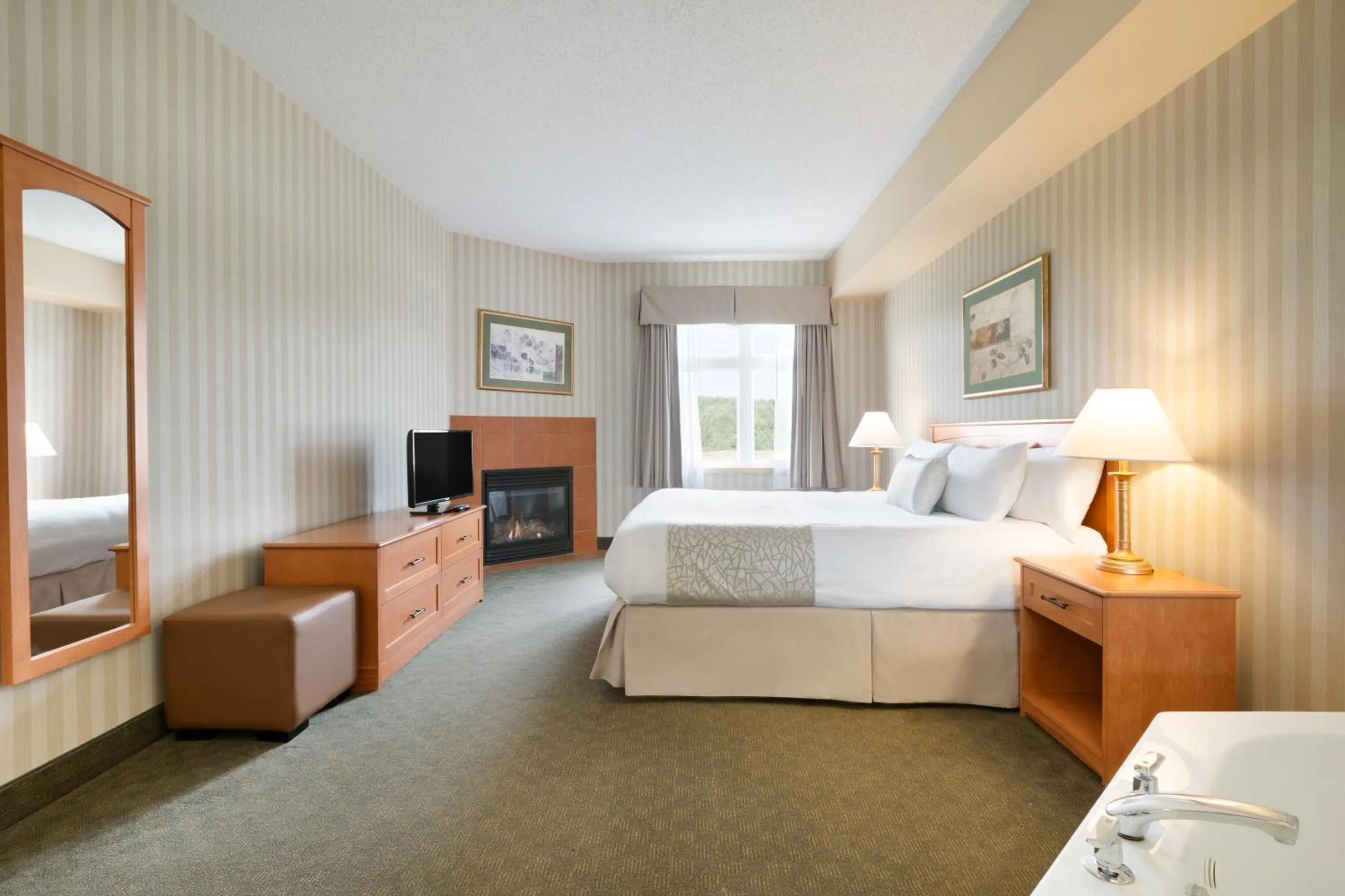 Bedroom, Bed in Days Inn by Wyndham Orillia