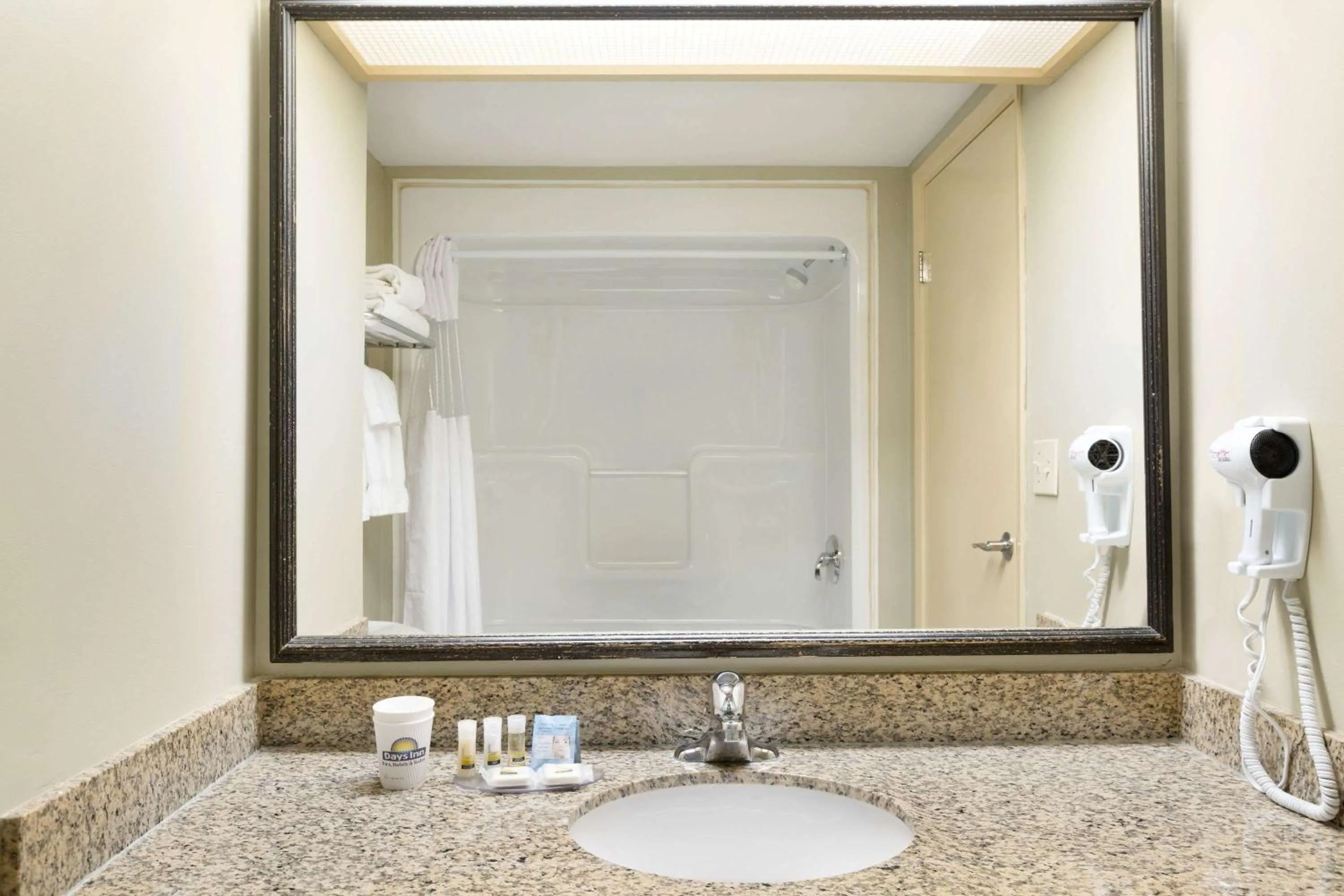 Photo of the whole room in Days Inn by Wyndham Orillia