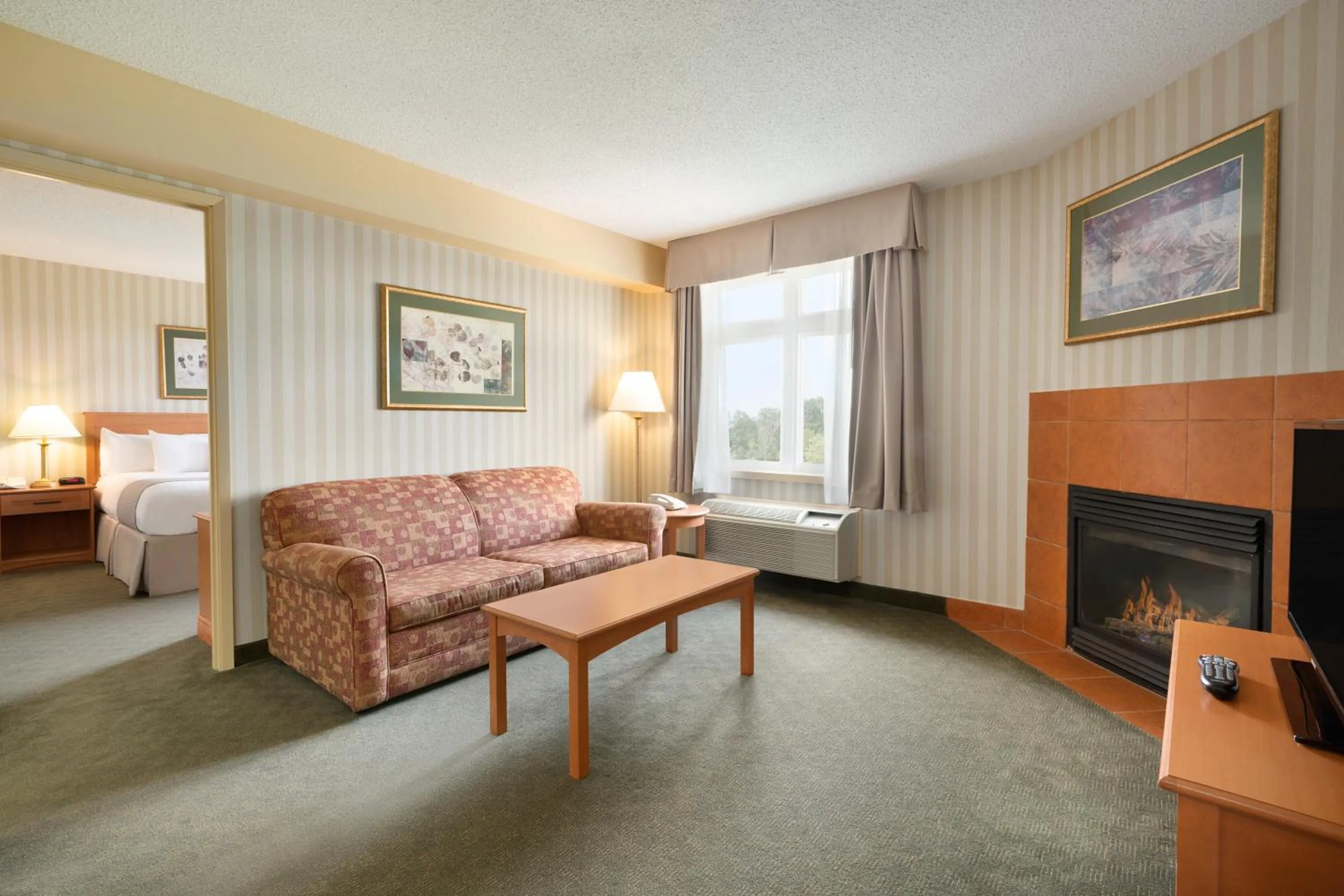 Bedroom in Days Inn by Wyndham Orillia