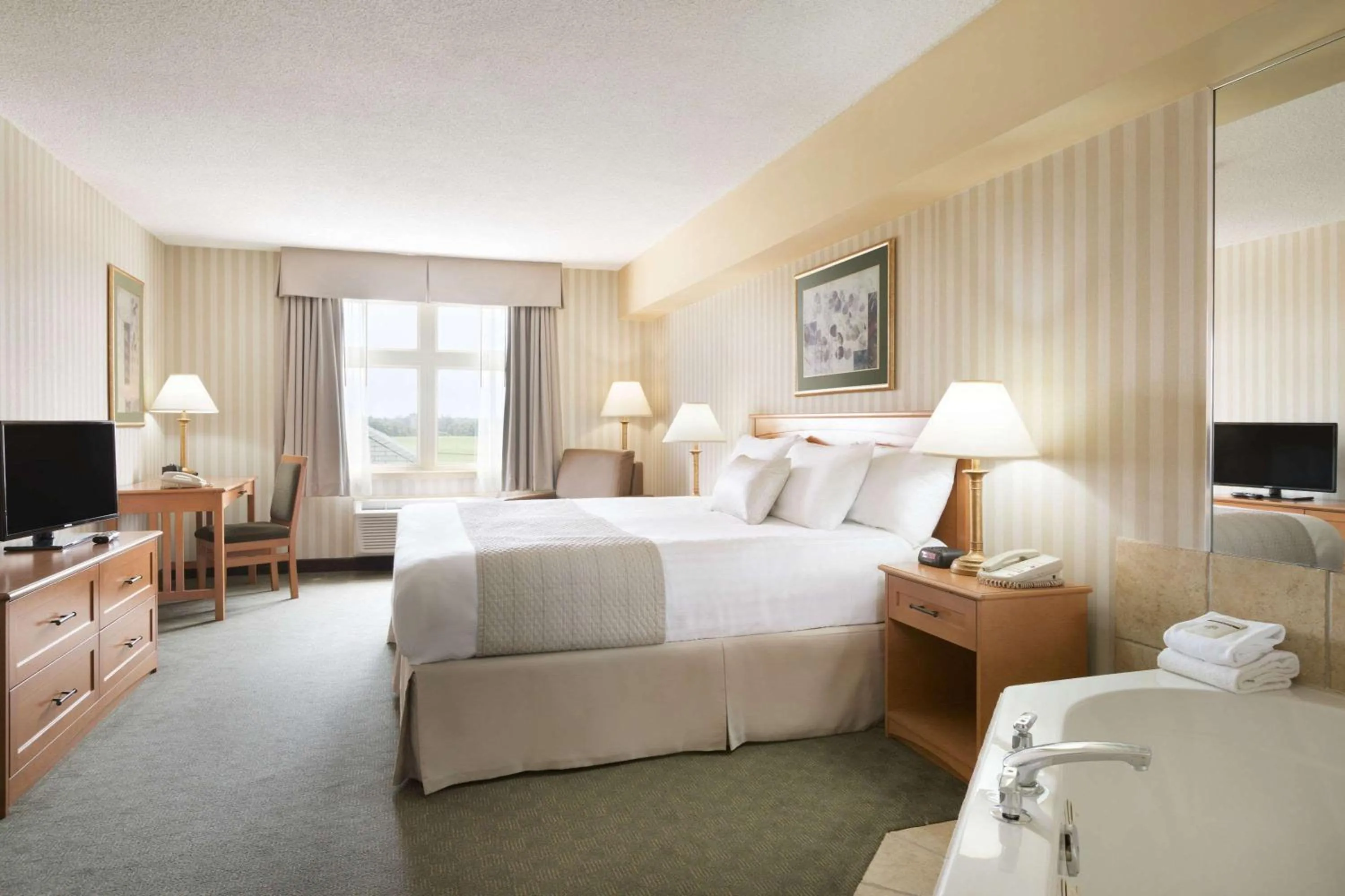 Photo of the whole room, Bed in Days Inn by Wyndham Orillia