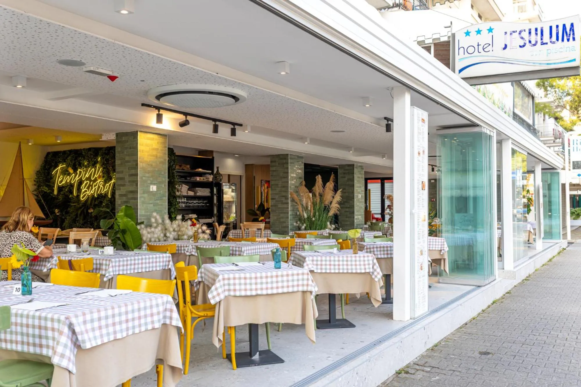 Restaurant/places to eat in Hotel Jesulum