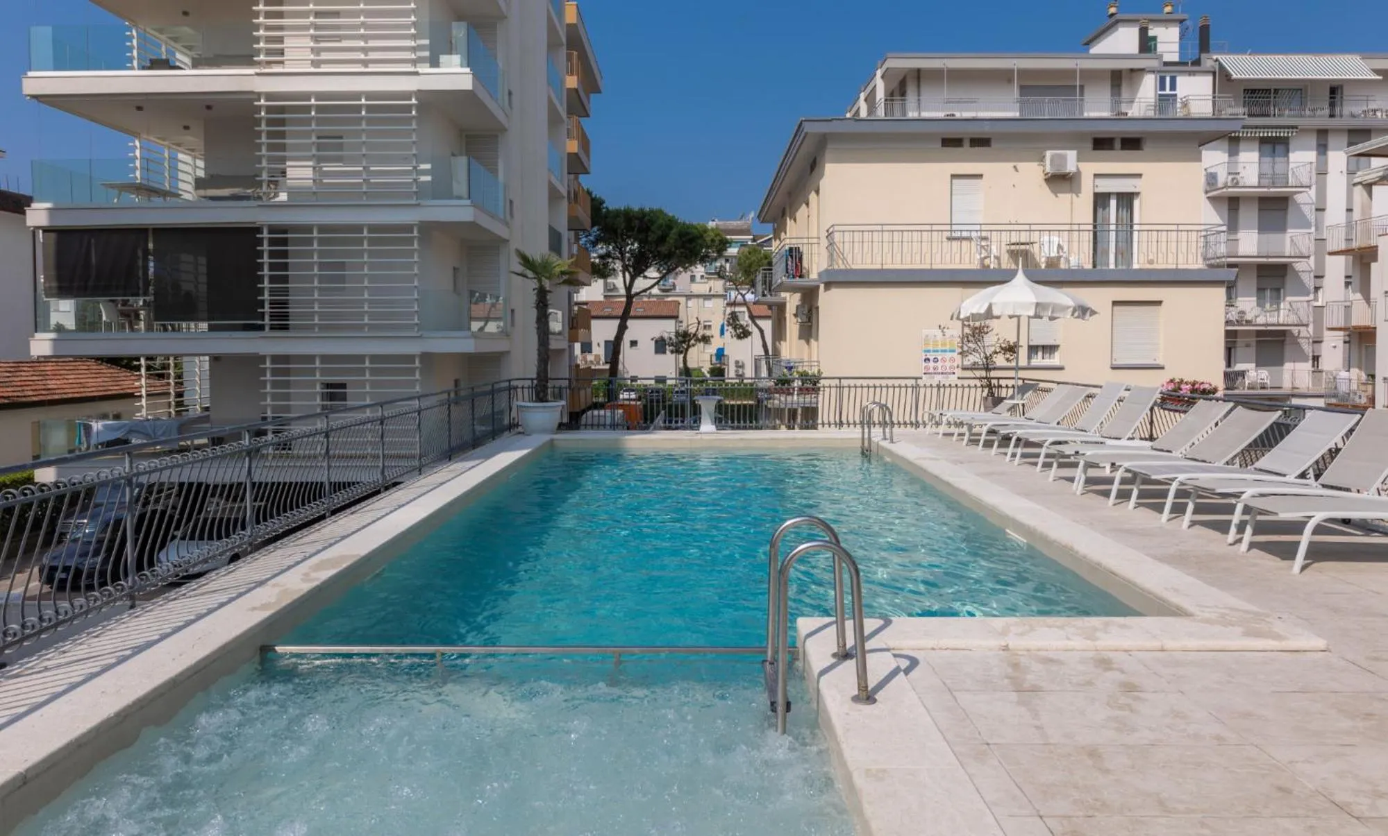 Swimming pool in Hotel Jesulum