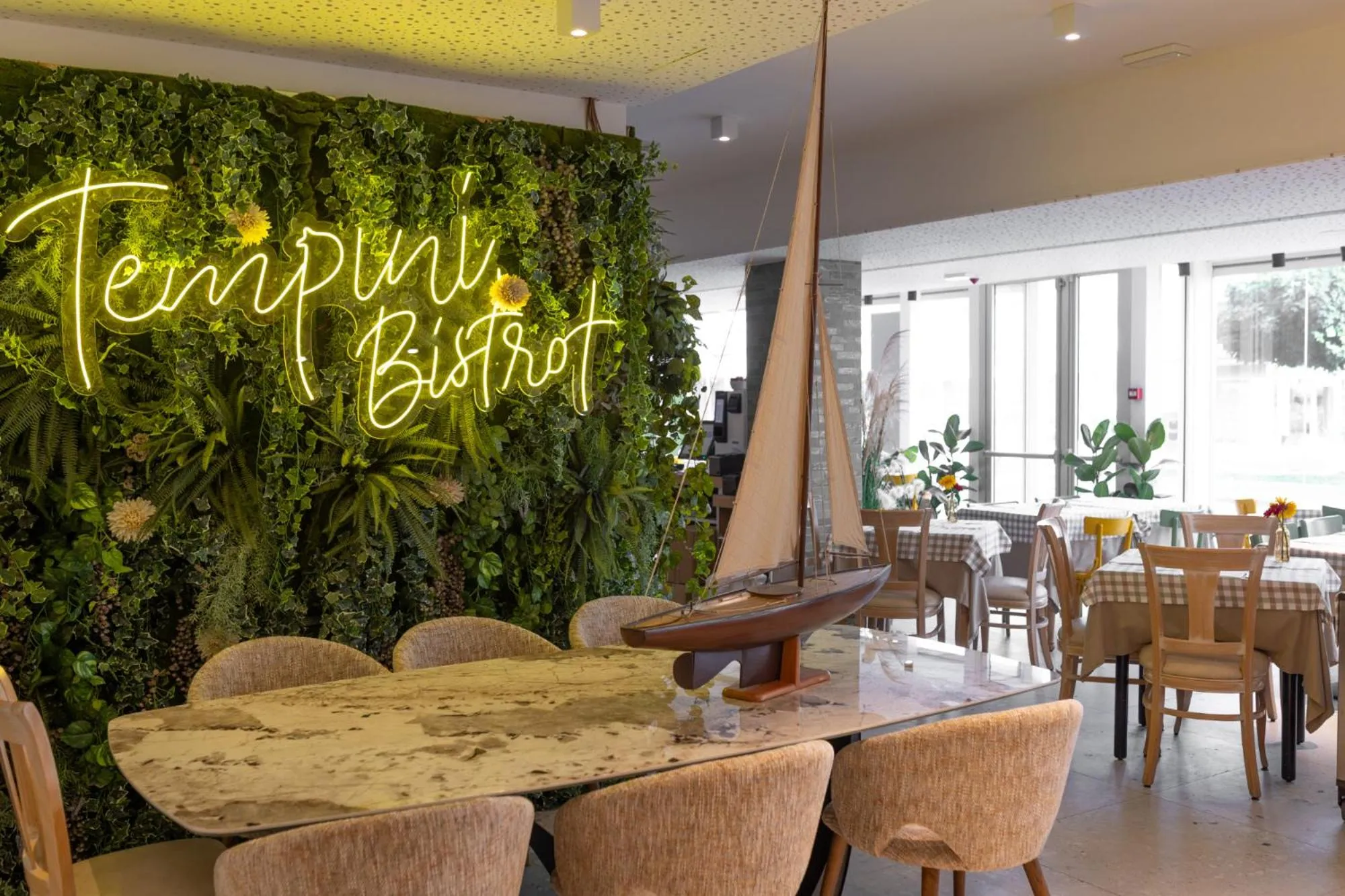 Restaurant/places to eat in Hotel Jesulum