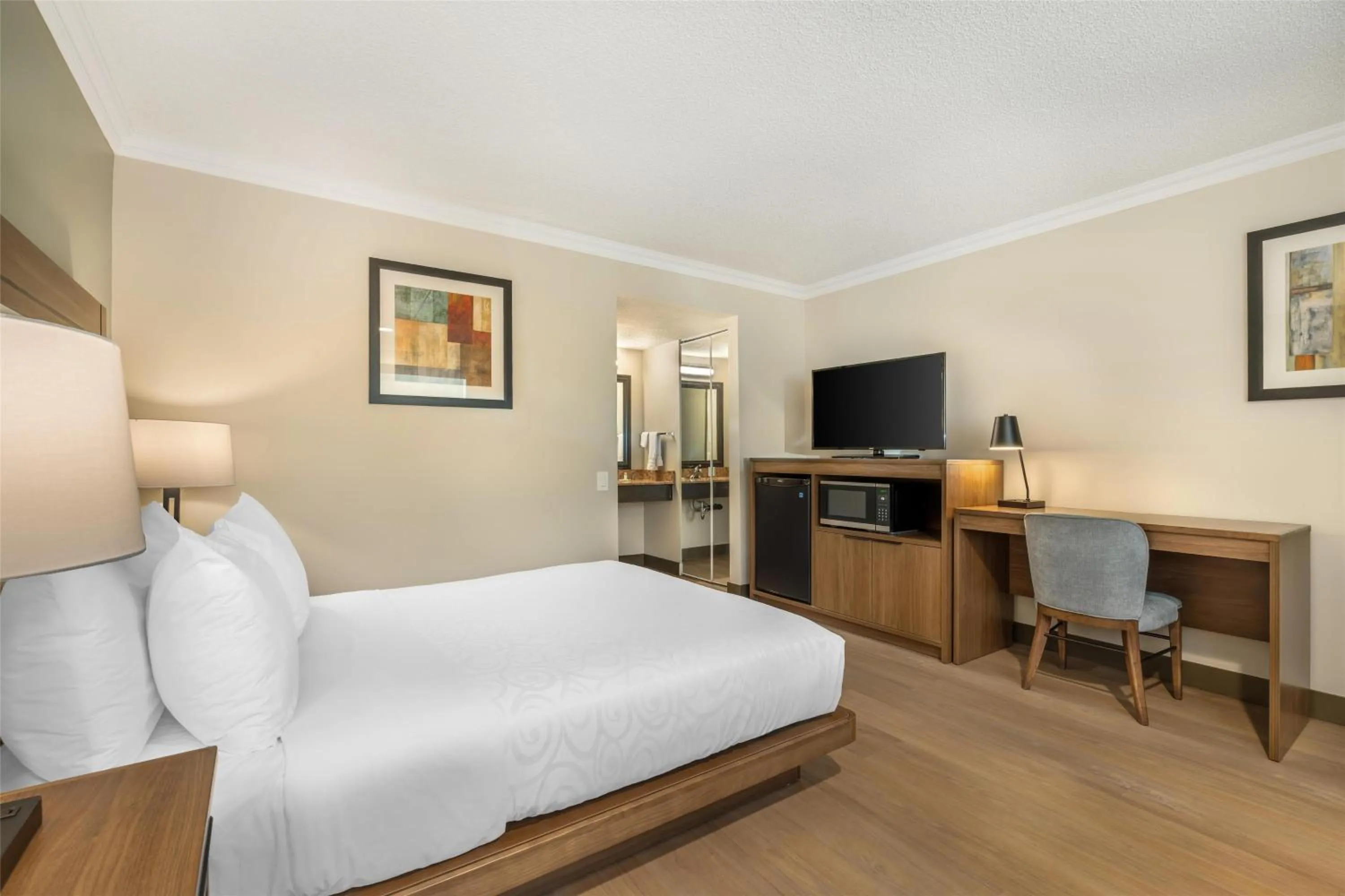Bedroom, Bed in Best Western PLUS Burnaby Hotel