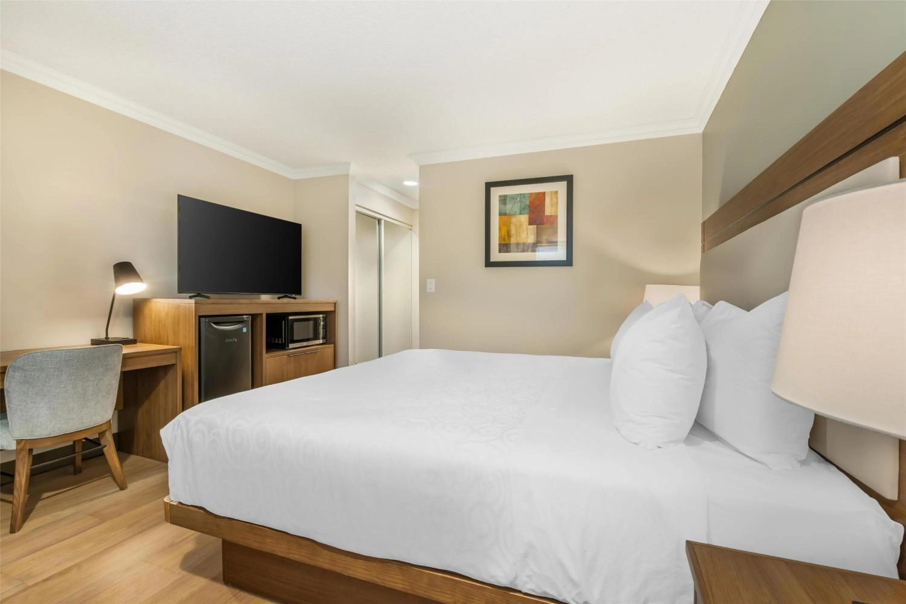 Bedroom, Bed in Best Western PLUS Burnaby Hotel