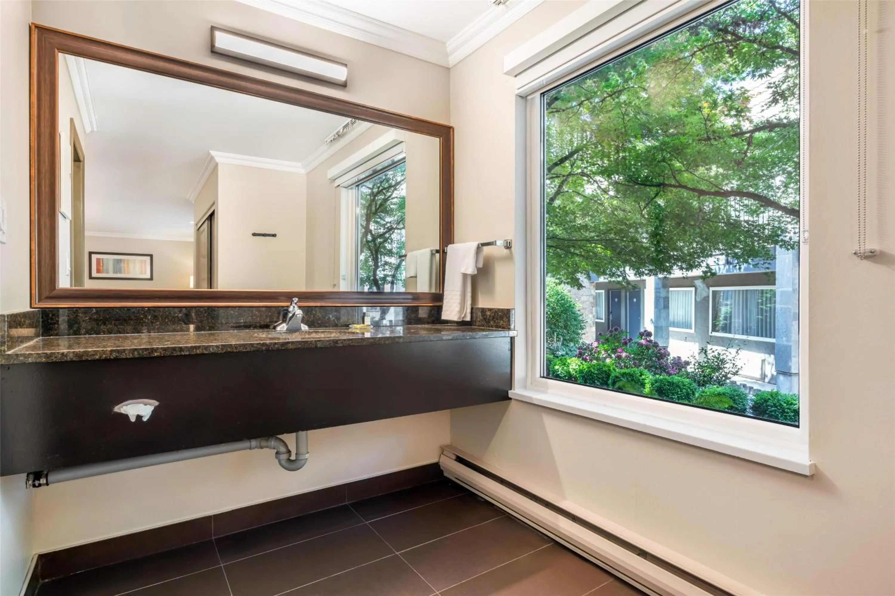 Bedroom in Best Western PLUS Burnaby Hotel