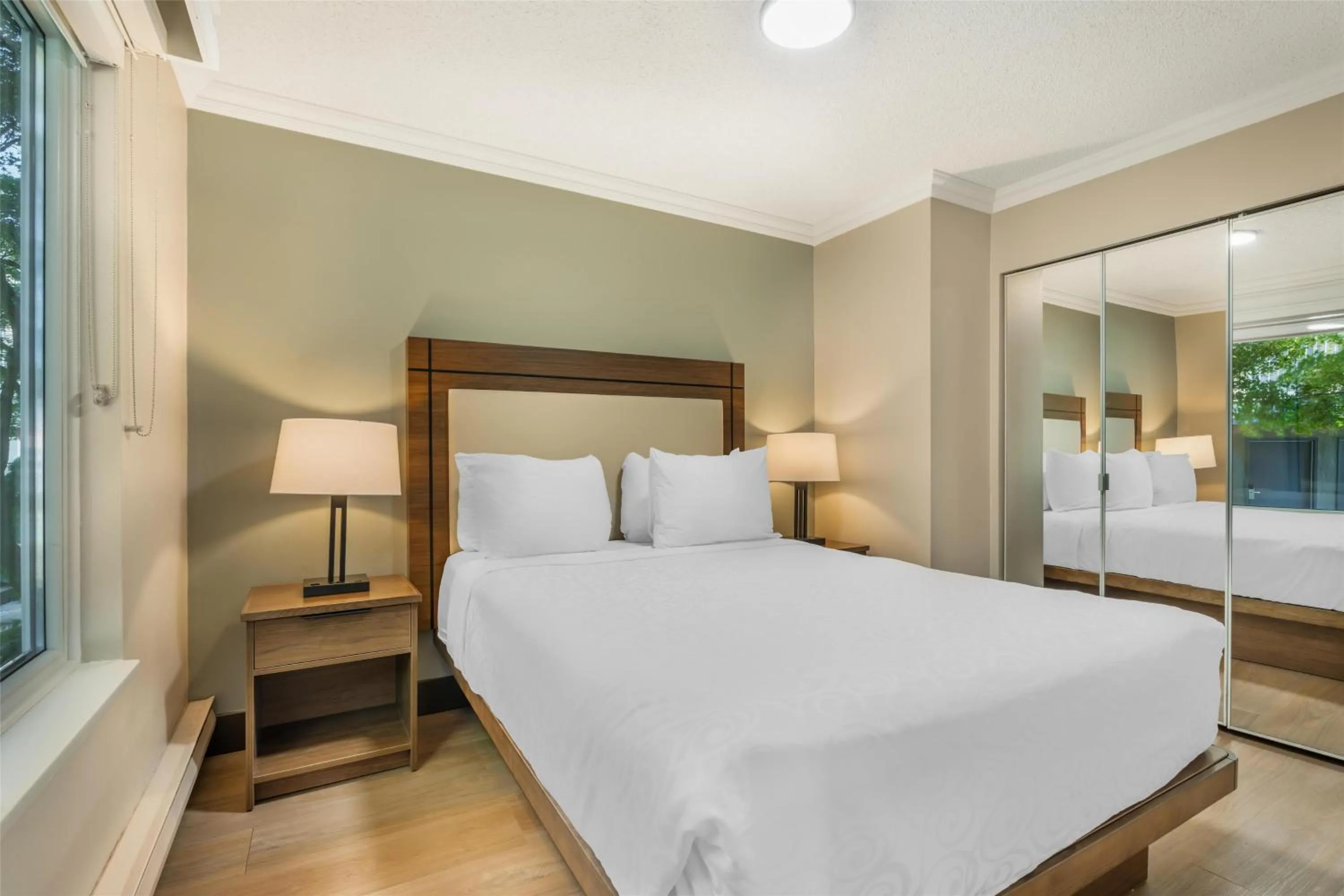 Bedroom, Bed in Best Western PLUS Burnaby Hotel