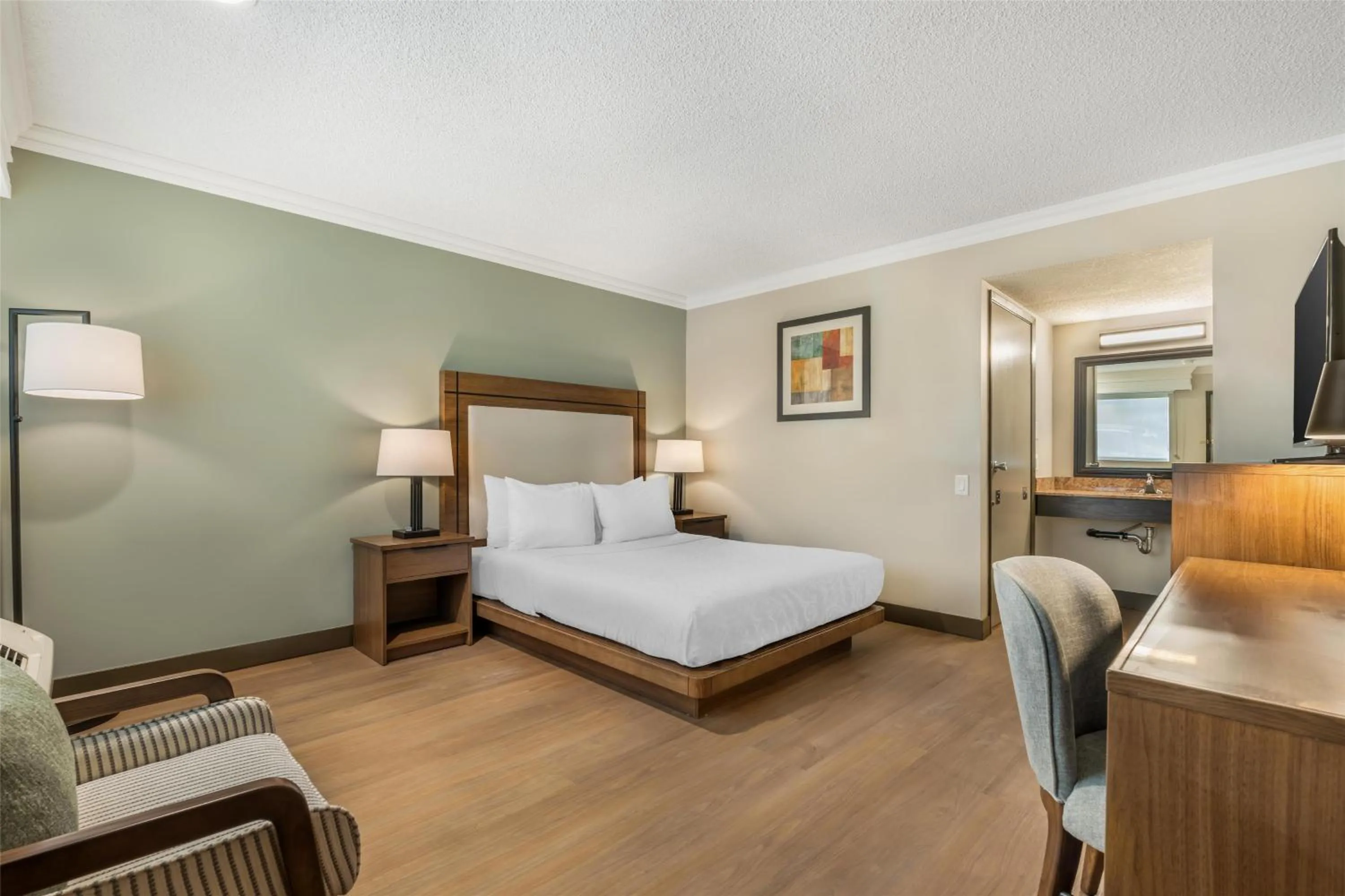 Bedroom, Bed in Best Western PLUS Burnaby Hotel