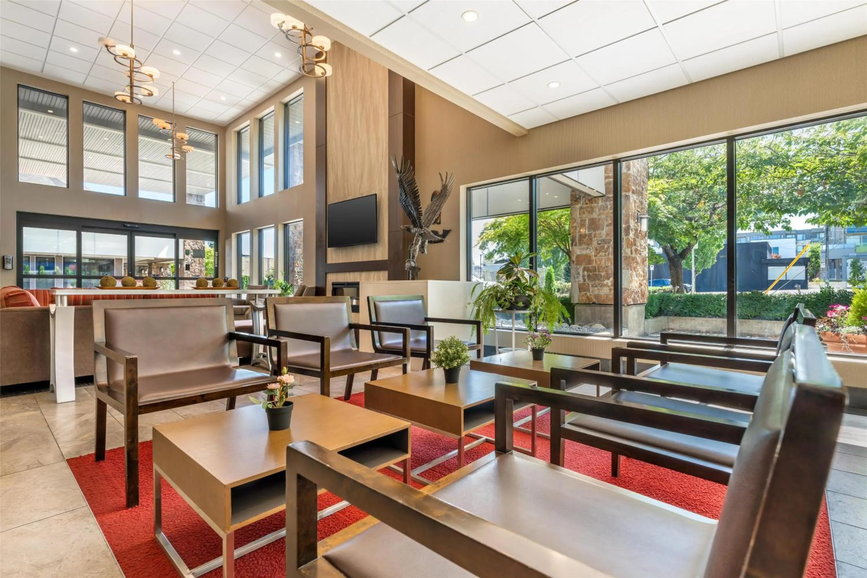 Lobby or reception in Best Western PLUS Burnaby Hotel