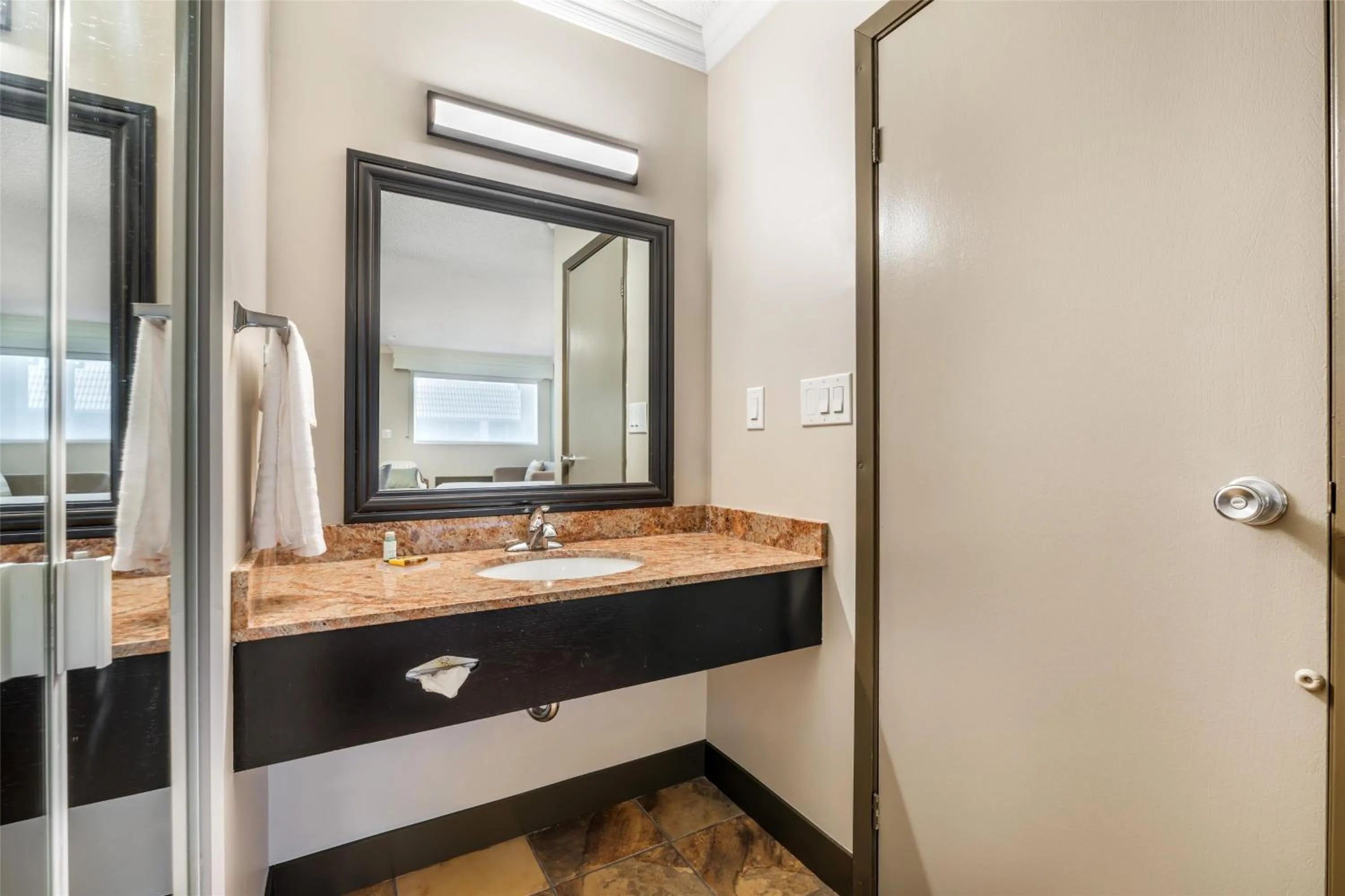 Bedroom in Best Western PLUS Burnaby Hotel