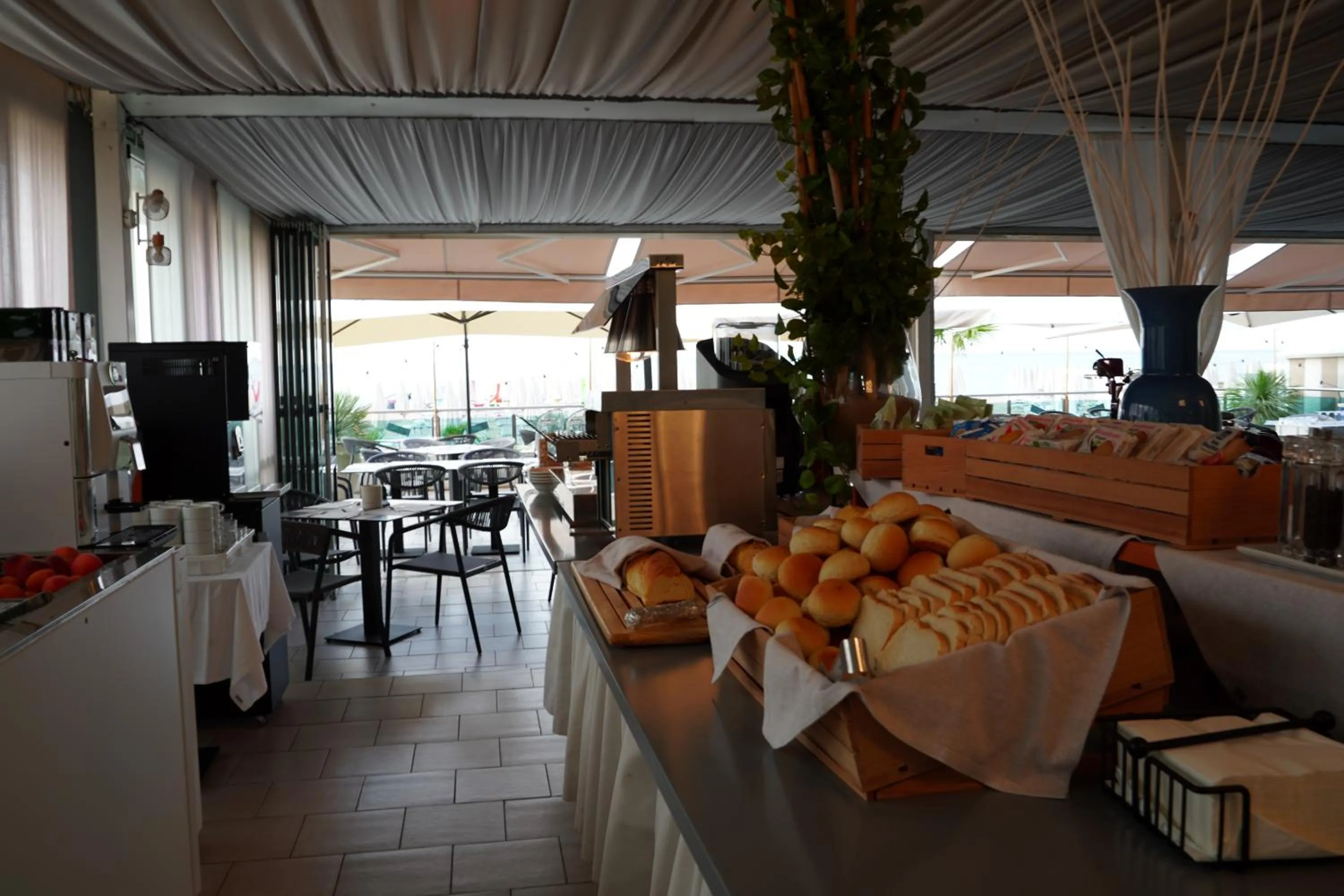 Breakfast in Hotel Delaville Frontemare