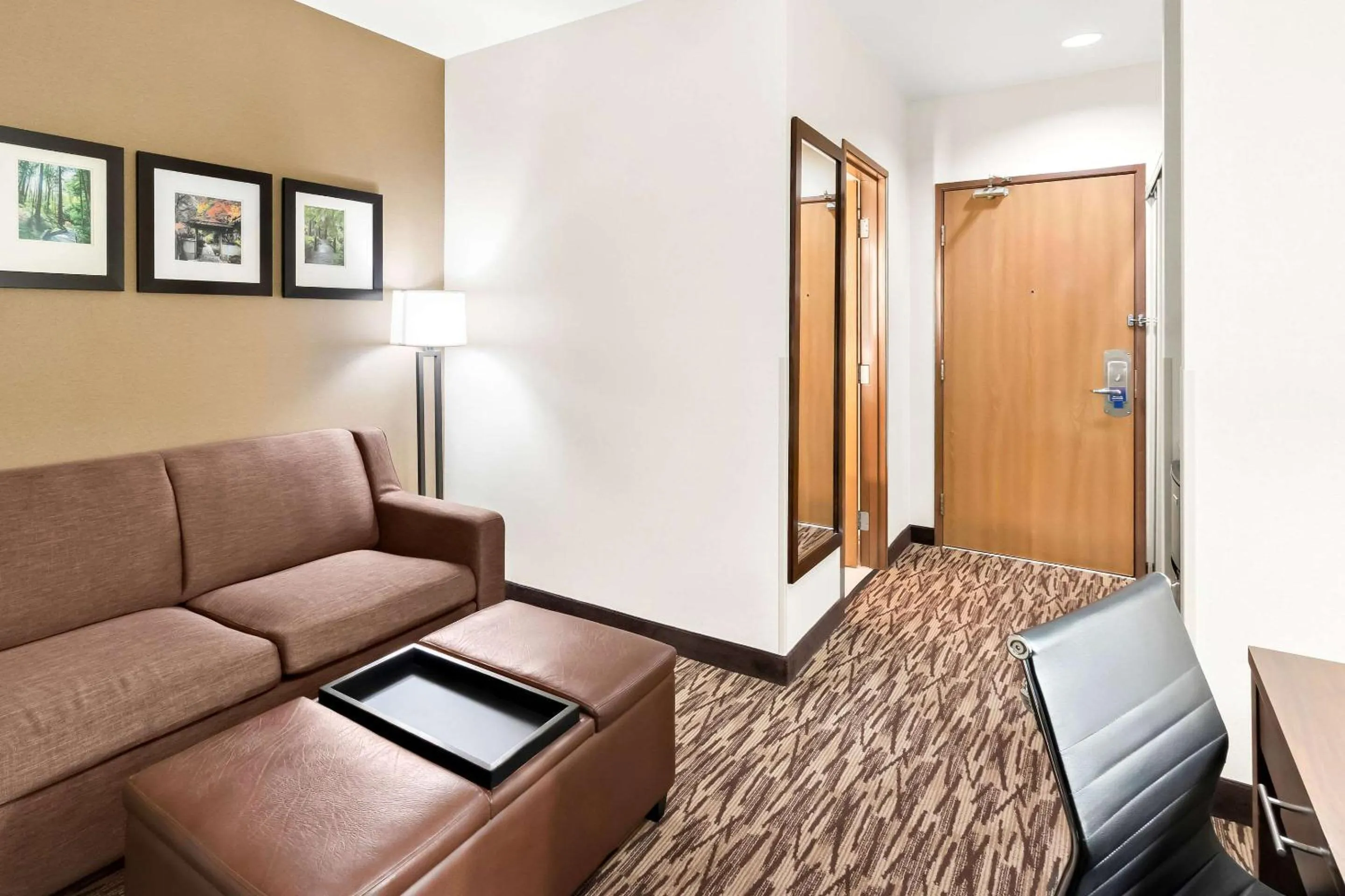 Bedroom in Comfort Suites Portland Airport