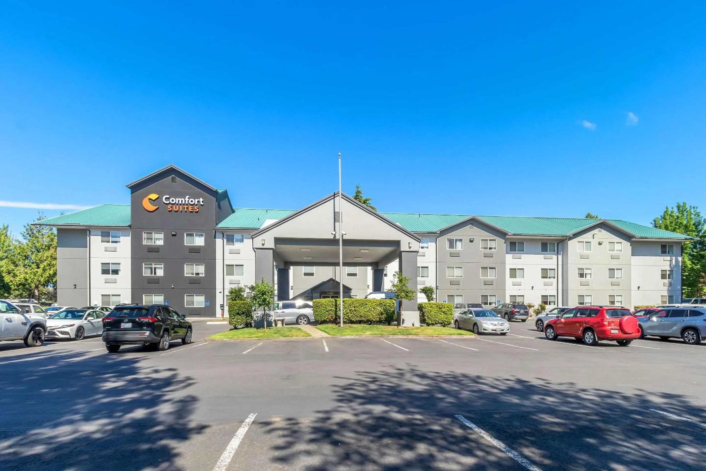 Property building in Comfort Suites Portland Airport