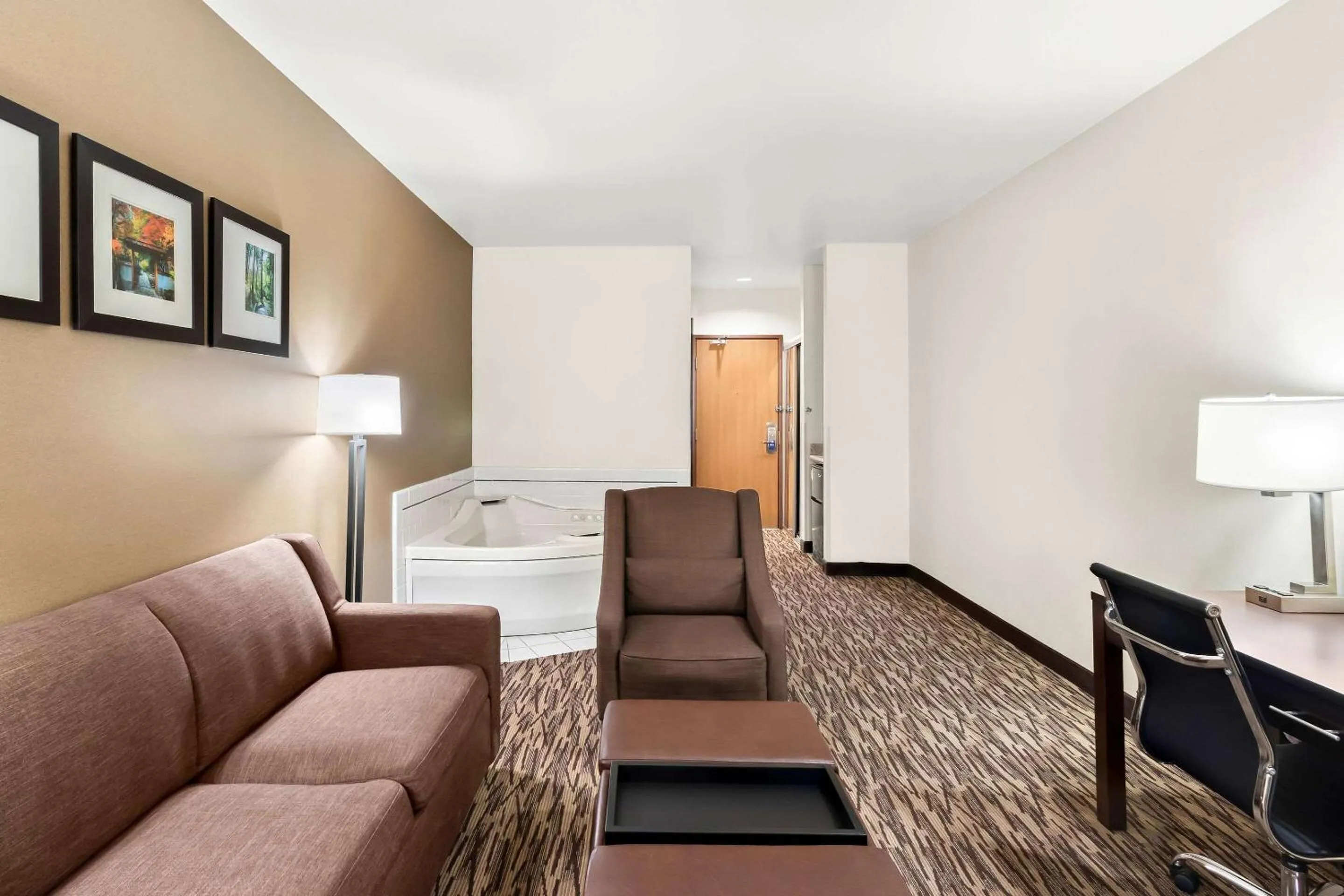 Bedroom, Bed in Comfort Suites Portland Airport